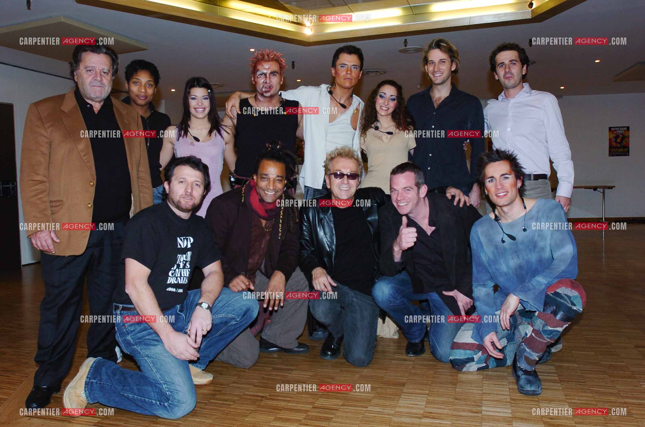 La troupe de la comédie musicale Notre Dame de Paris version 2005. Autour de son auteur Luc Plamondon, Charles Talar le producteur, Mélanie Renaud, Marilou, Jerome Collet, Laurent Bàn, Cyril Niccolaï, Nicolas Talar producteur, Richard Charest, Garou et  Roddy Julienne.      ( Exclusif )