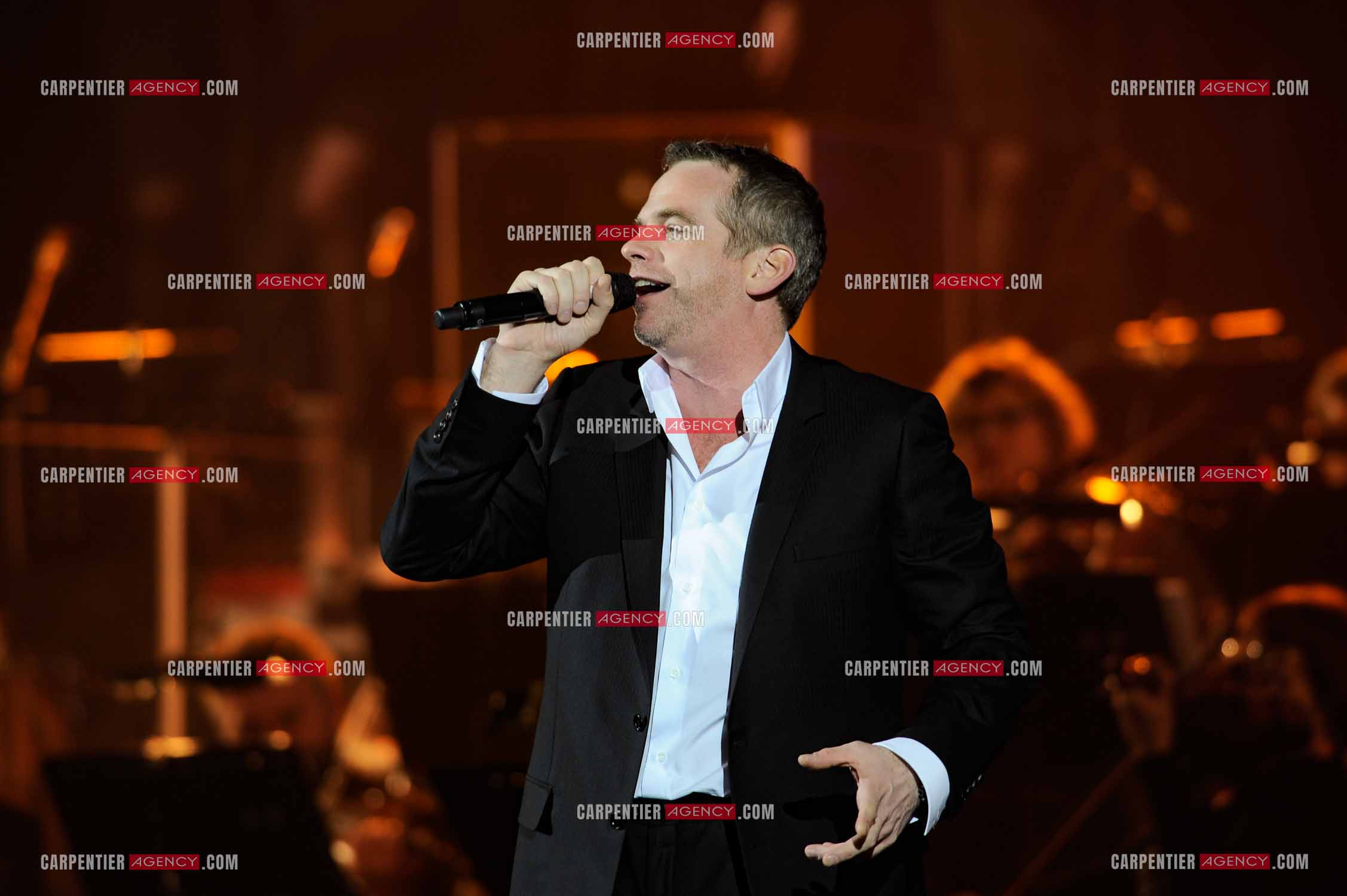 Évènement sur deux jours au POPB de Paris Bercy, la troupe originale de la comédie musicale Notre Dame de Paris. Le chanteur Garou.