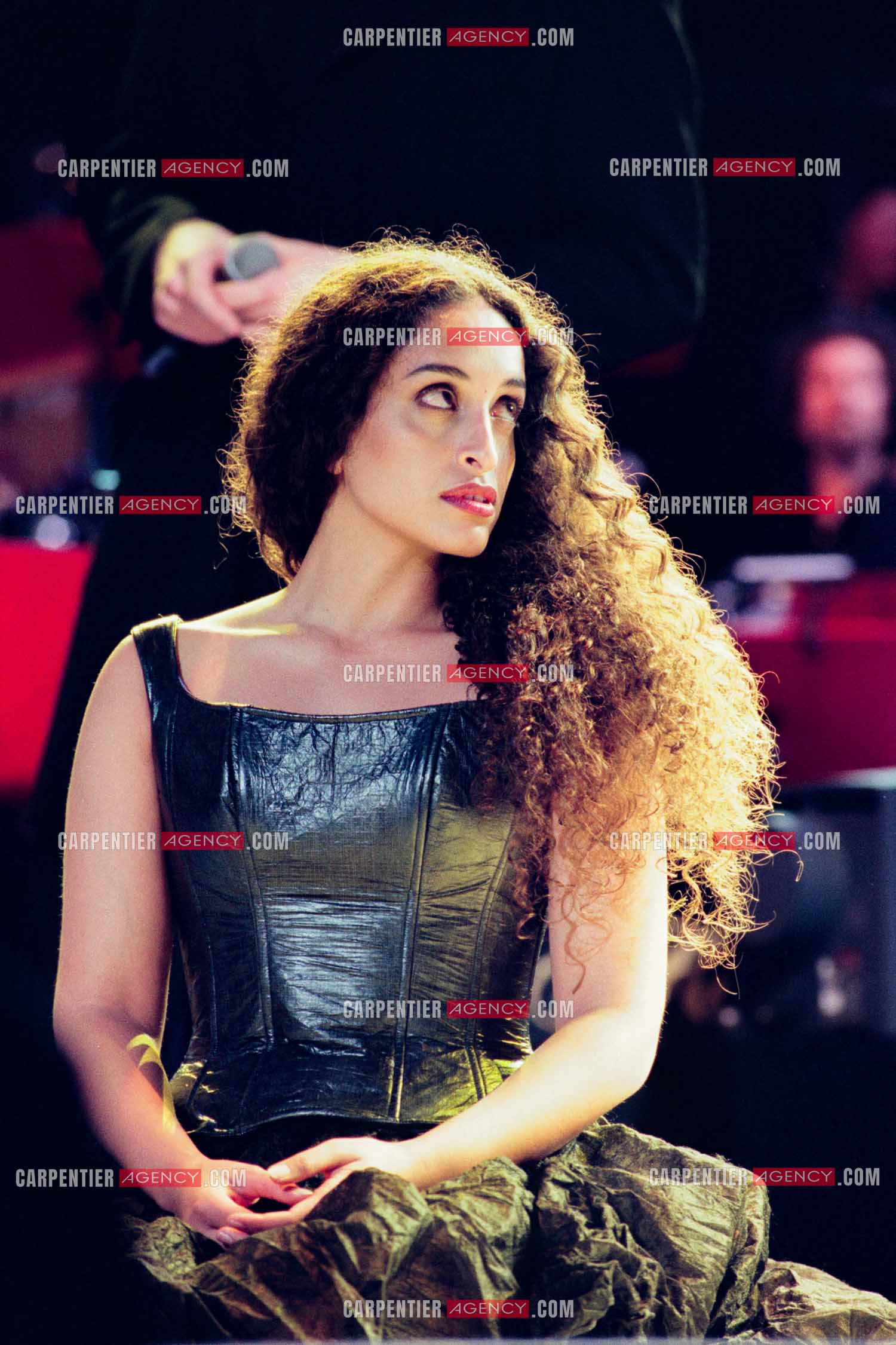 La chanteuse Noa artiste prinipale pour le rôle d'Esméralda de la comédie musicale Notre Dame de Paris sur la scène de l'Olympia lors des Victoires de la musique pour interprèter le titre " BELLE “.