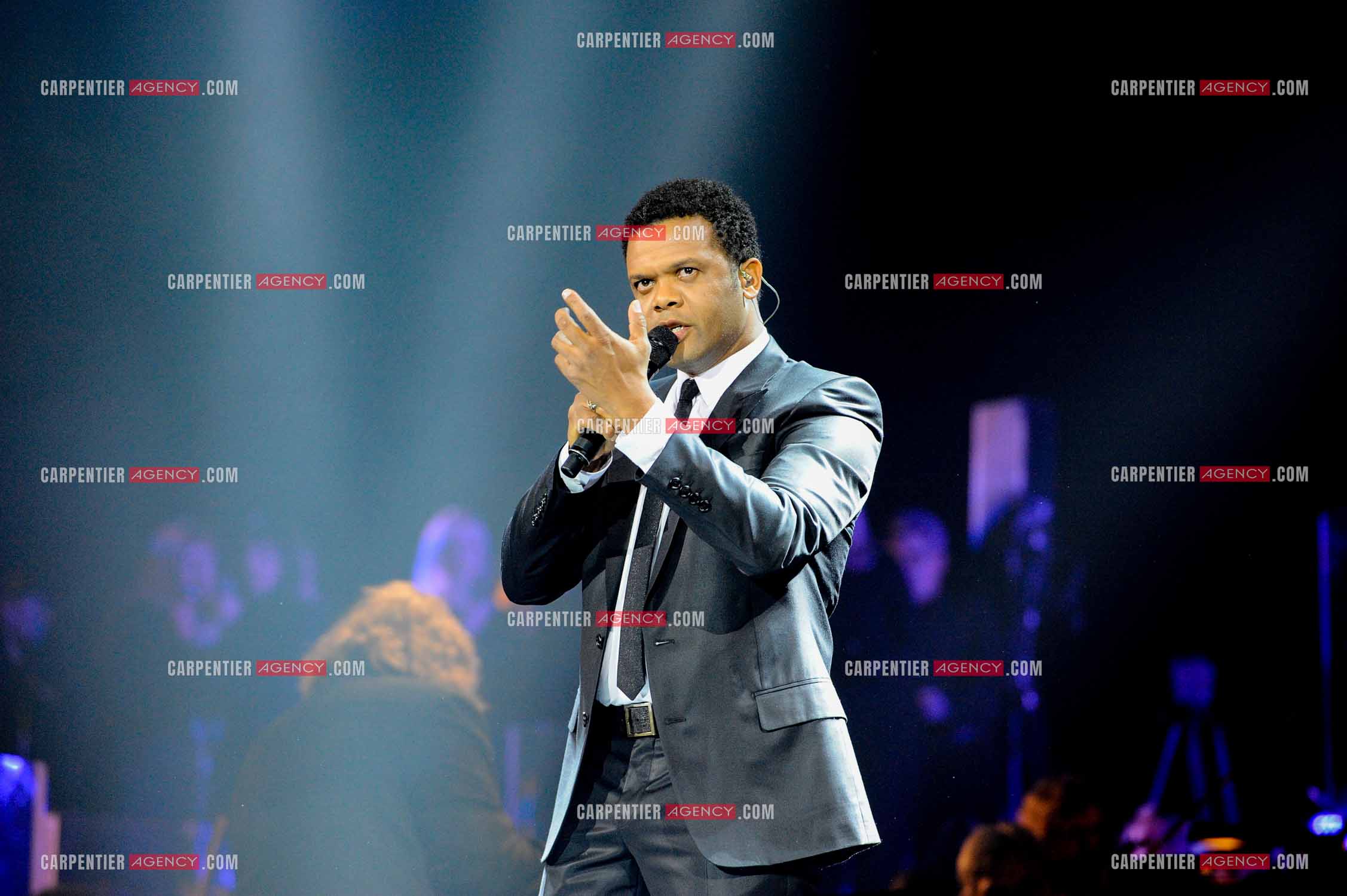 Évènement sur deux jours au POPB de Paris Bercy, la troupe originale de la comédie musicale Notre Dame de Paris. Le chanteur Luck Mervil.