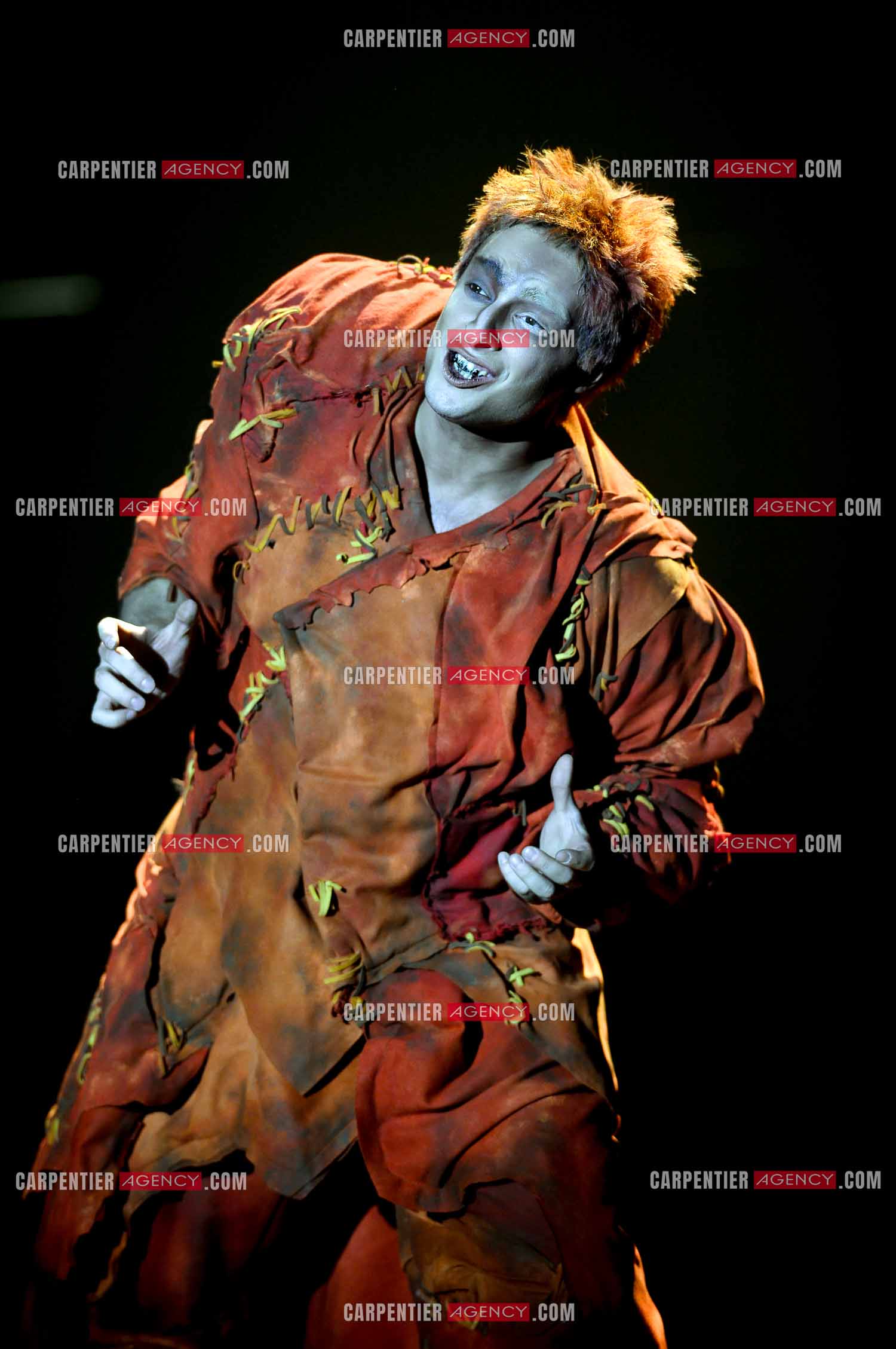 25 èm anniversaire de la comédie musicale Notre Dame de Paris.           Nouvelle  version depuis 2016. Dans le rôle de Quasimodo, le chanteur italien Angelo Del Vecchio.   ( Exclusif )