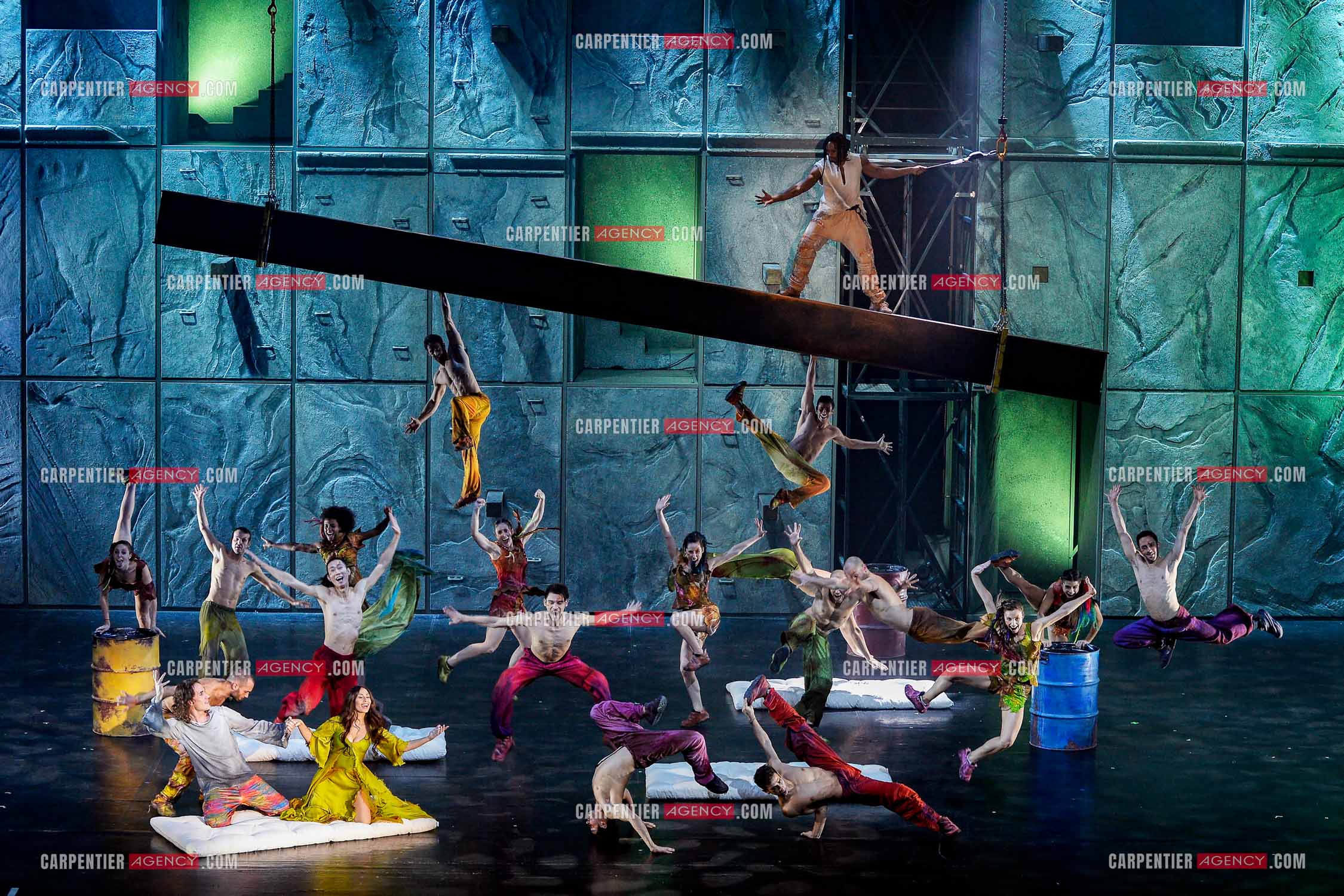 25 èm anniversaire de la comédie musicale Notre Dame de Paris.           Nouvelle  version depuis 2016.Tableau " La Cour des Miracles “.         ( Exclusif )