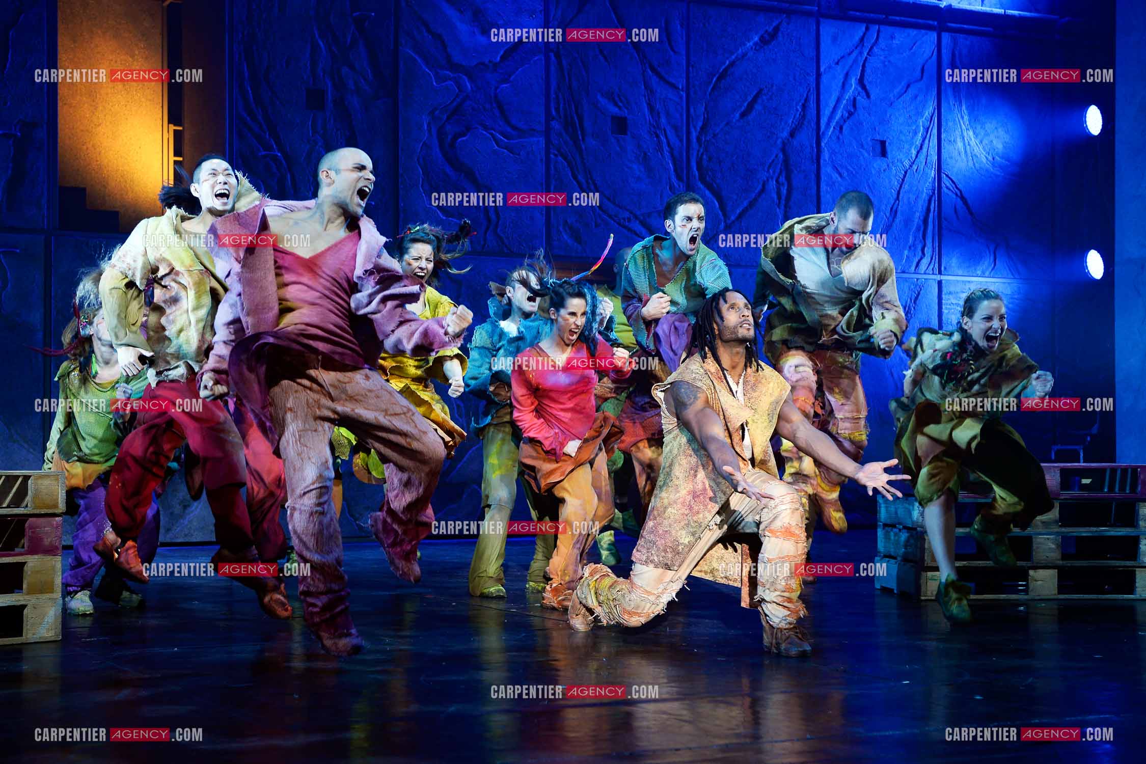 25 èm anniversaire de la comédie musicale Notre Dame de Paris.           Nouvelle  version depuis 2016. Dansle rôle de Clopin, le chanteur Jay. Ici, le tableau de la chanson “ Libérés “ avec les sans-Papiers.      ( Exclusif )