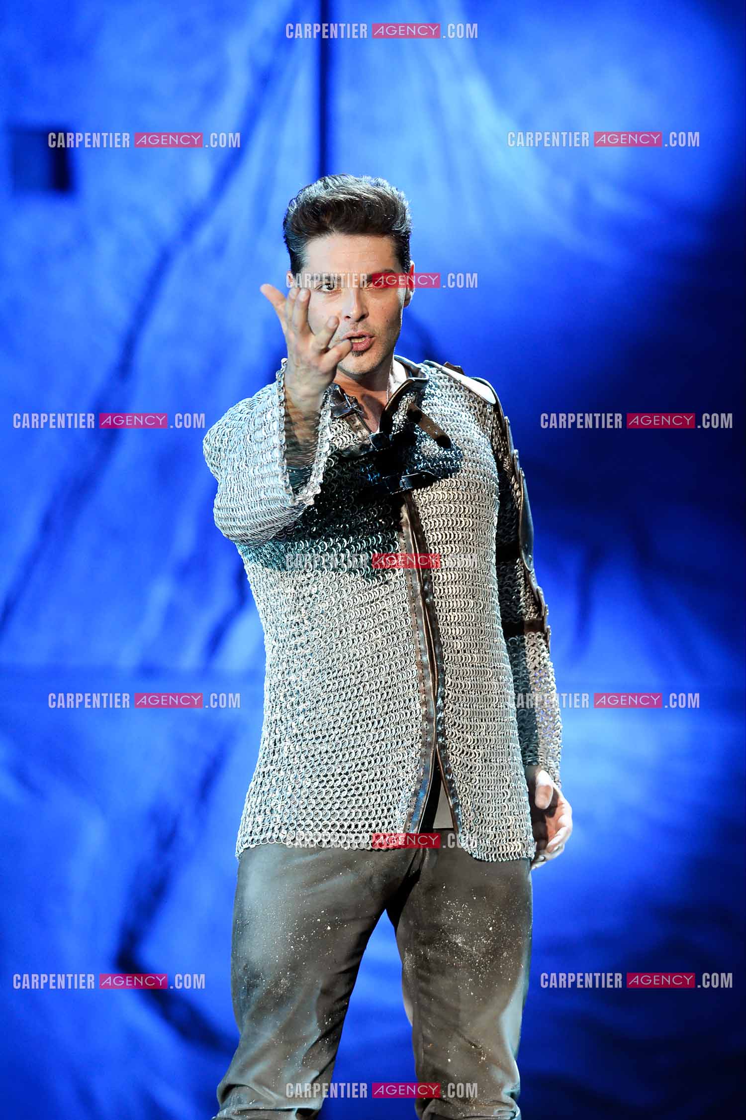 25 èm anniversaire de la comédie musicale Notre Dame de Paris.           Nouvelle  version depuis 2016. Dans le rôle de Phoebus le chanteur Martin Giroux.       ( Exclusif )