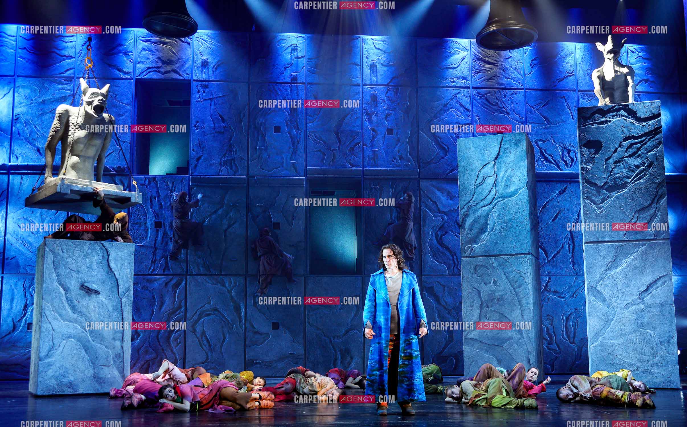 25 èm anniversaire de la comédie musicale Notre Dame de Paris.           Nouvelle  version depuis 2016.Tableau " Le temps des Cathédrales “ avec le chanteur Richard Charest dans le rôle de Gringoire.   (Exclusif )