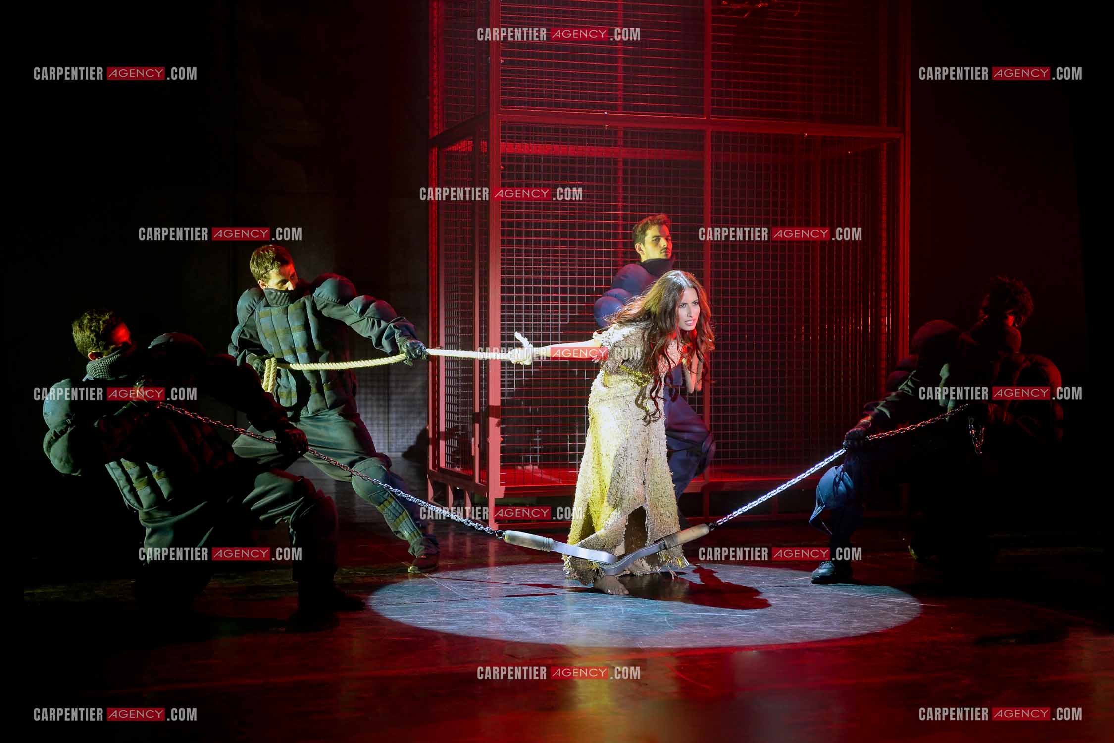 25 èm anniversaire de la comédie musicale Notre Dame de Paris.           Nouvelle  version depuis 2016. Dans le rôle d'Esmeralda, la chanteuse libanaise Hiba Tawaji. Ici le tableau “ La Torture “           ( Exclusif ).