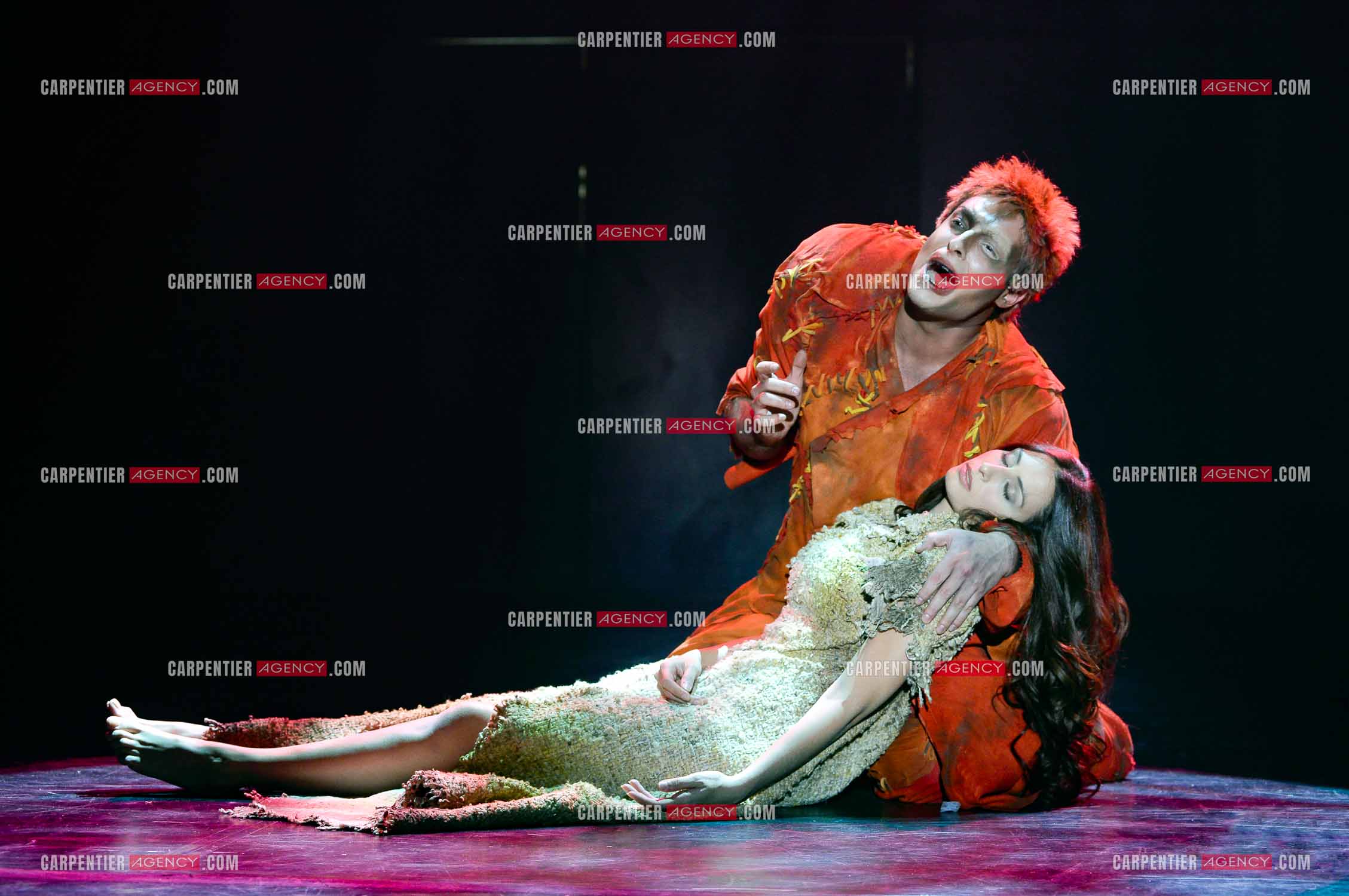 25 èm anniversaire de la comédie musicale Notre Dame de Paris.           Nouvelle  version depuis 2016. Dans le rôle d'Esmeralda, la chanteuse libanaise Hiba Tawaji et le chanteur Angelo Del Vecchio dans le rôle de Quasimodo.    ( Exclusif ).