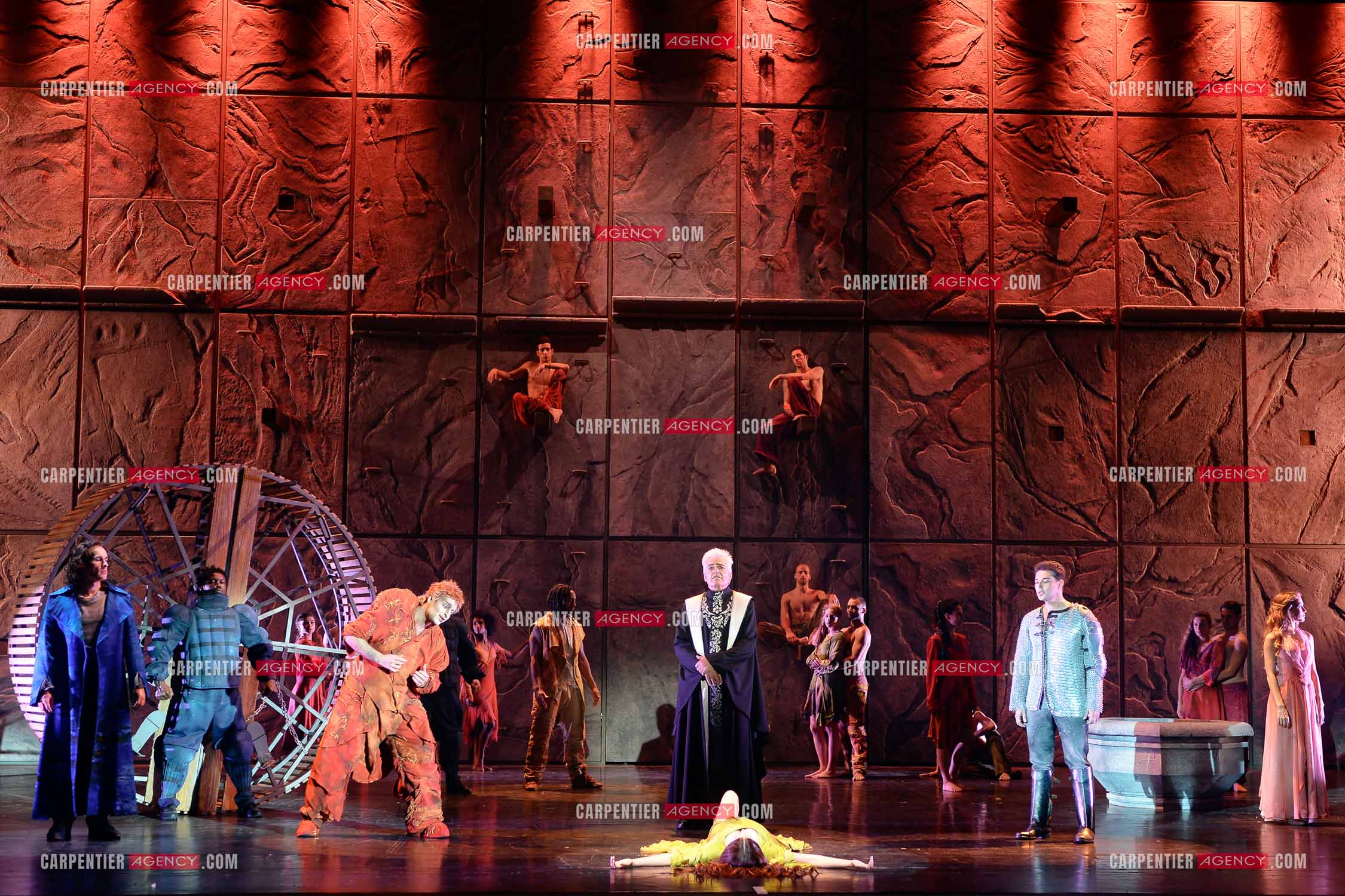 25 èm anniversaire de la comédie musicale Notre Dame de Paris.           Nouvelle  version depuis 2016. Tableau pour la chanson " Belle “ avec tous les artistes: Hiba Tawaji, Angelo Del Vecchio, Daniel Lavoie, Richard Charest, Alyzée Lalande, Martin Giroux et Jay.       ( Exclusif )