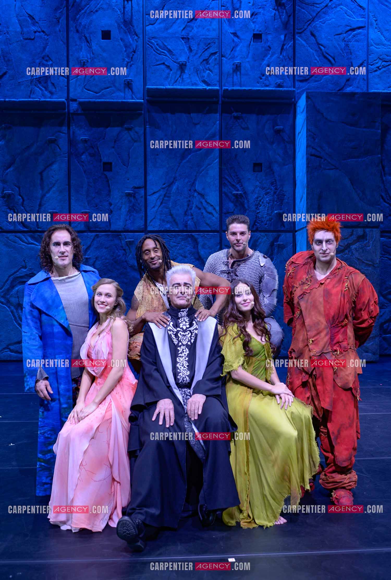 Nouvelle version 2016 pour la nouvelle troupe de la comédie musicale Notre Dame de Paris. Autour de Daniel Lavoie, Alyzée Lalande, Angelo Del Vecchio, Hiba Tawaji, Martin Giroux, Jay et Richard Charest.       Exclusif )