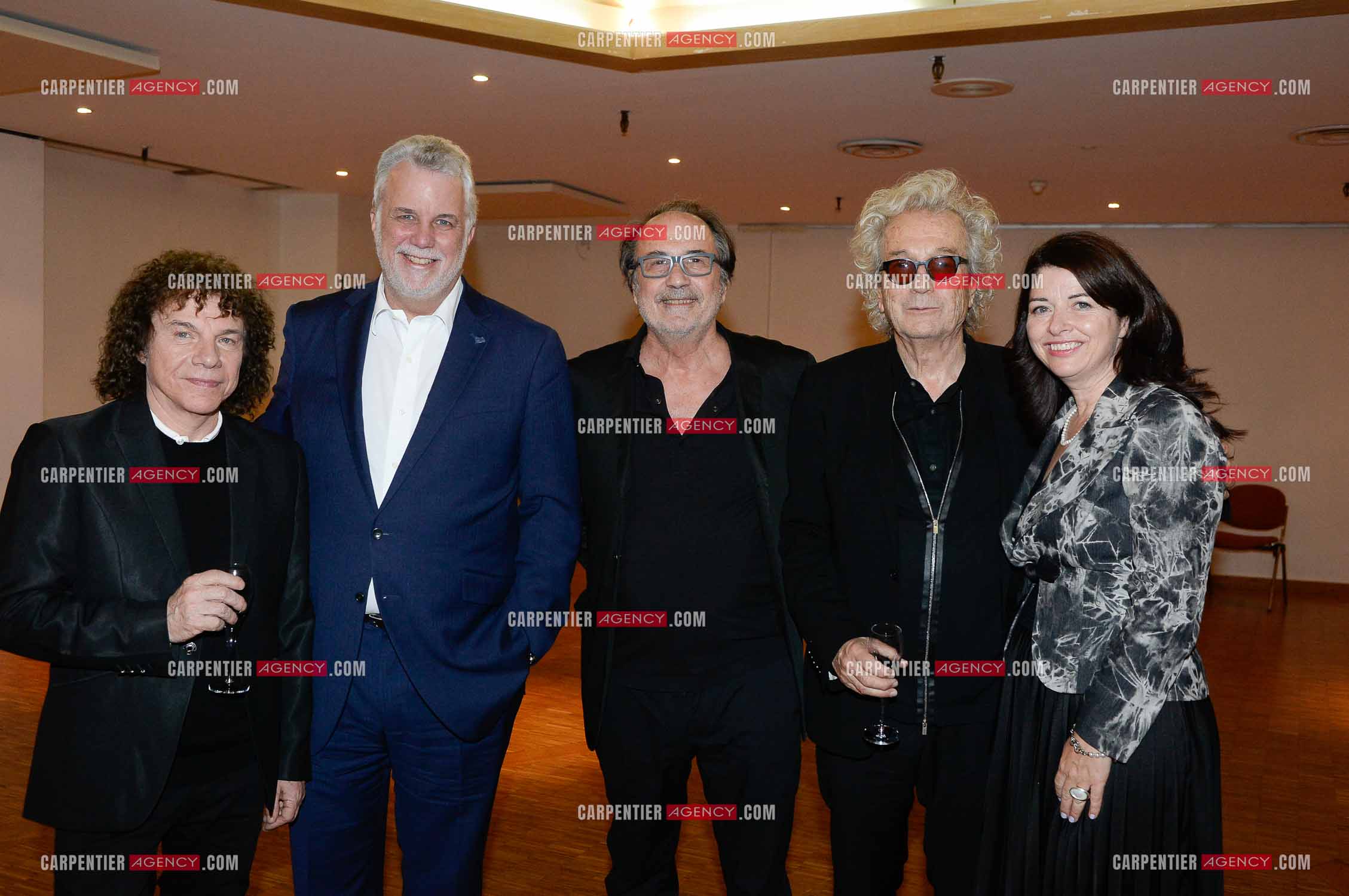 La nouvelle troupe de la comedie musicale Notre Dame de Paris 2016 / 2018  au Palais des Congrès de Paris recoie la visite du Premier Ministre du Quebec accompagné de son epouse, et posent en compagnie de Luc Plamondon, Richard Cocciante, et Gilles Maheu.