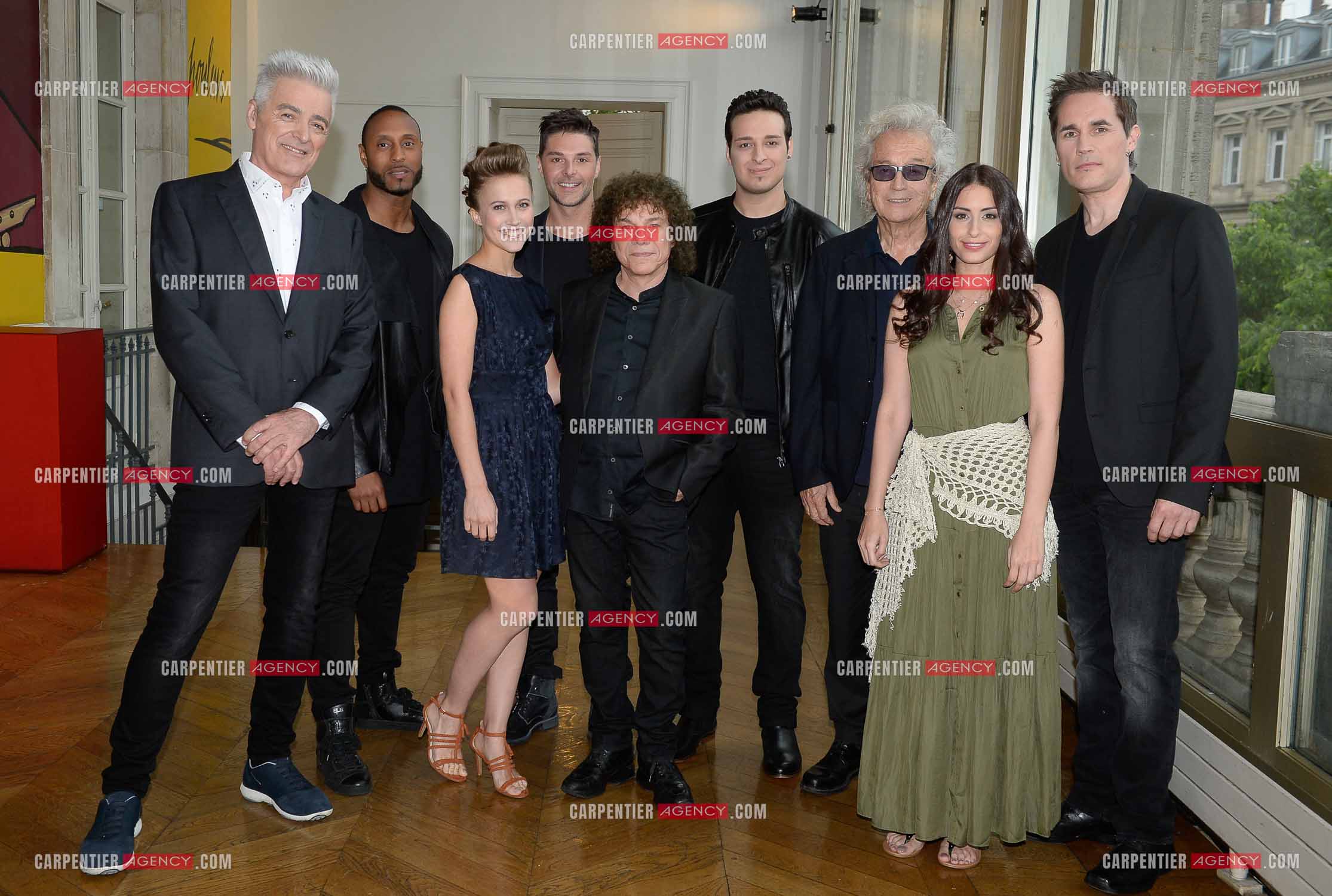 La nouvelle troupe de la comedie musicale Notre Dame de Paris 2016 / 2018 qui se jourra au Palais des Congrès de Paris et en tournee dans toute la France avec dans les roles principaux : Hiba Tawaji pour Esmeralda, Angelo Del Vecchio pour Quasimodo, Daniel Lavoie pour Frollo, Richard Charest pour Gringoire, Alyzee Lalande pour Fleur-de-Lys, Martin Giroux pour Phoebus, et Jay pour Clopin. Les auteurs Luc Plamondon et Richard Cocciante.                 ( Exclusif )