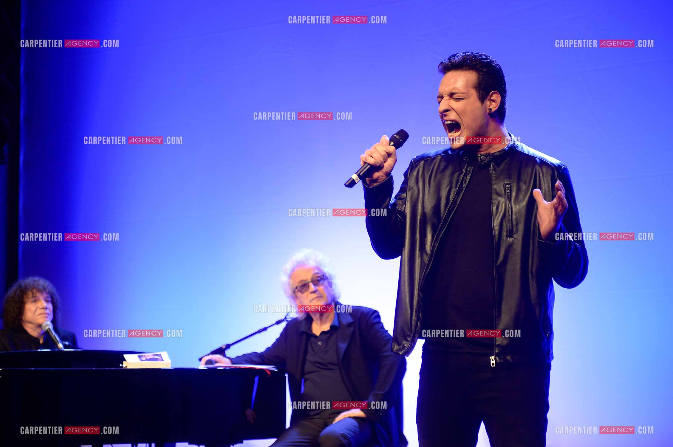 25 èm anniversaire de la comédie musicale Notre Dame de Paris. Nouvelle version depuis 2016. Sous les regards des deux auteurs Richard Cocciante et Luc Plamondon, Angelo Del Vecchio pour le rôle de Quasimodo.       ( Exclusif )