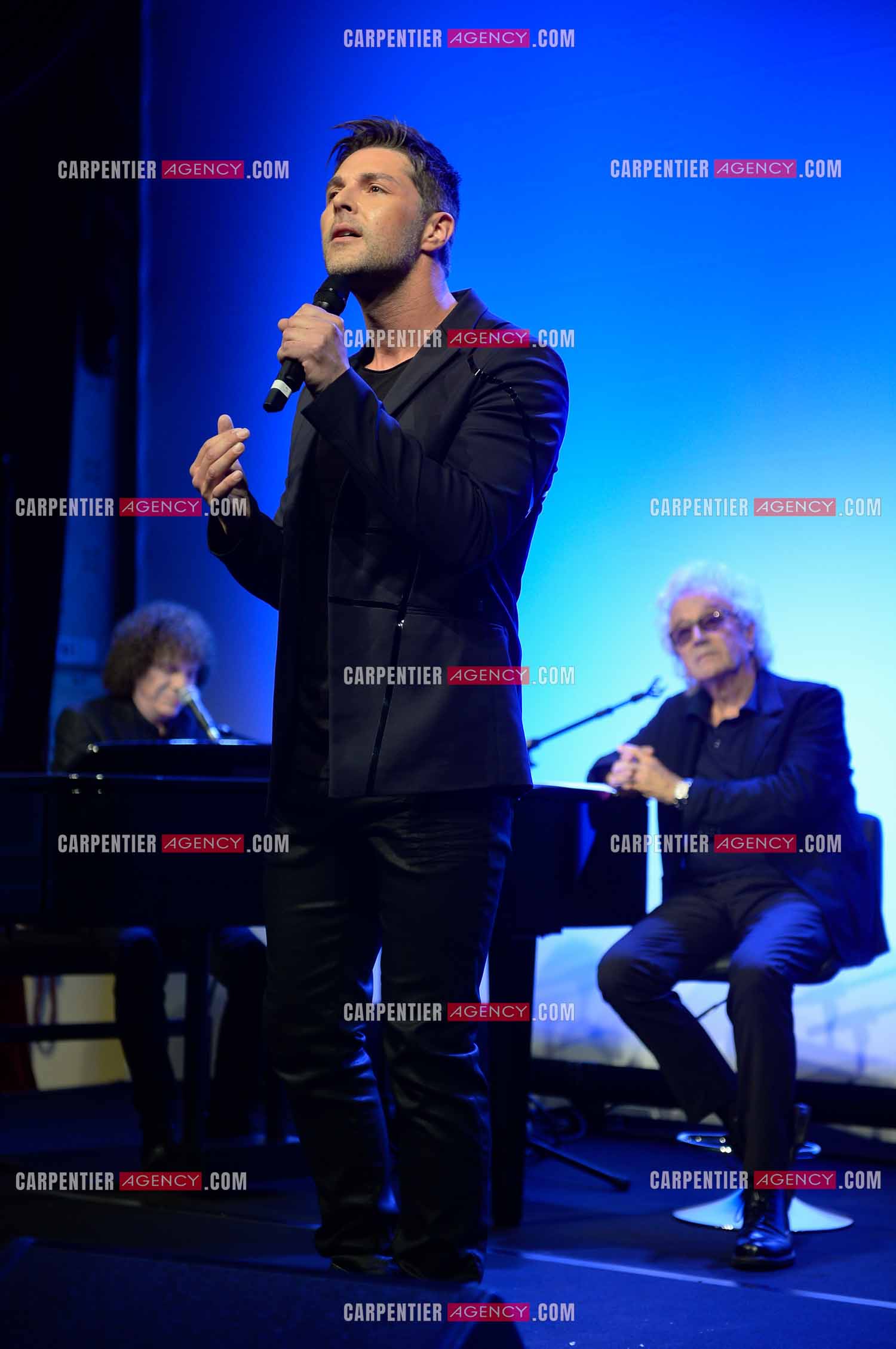 25 èm anniversaire de la comédie musicale Notre Dame de Paris. Nouvelle version depuis 2016. Sous les regards des deux auteurs Richard Cocciante et Luc Plamondon, Martin Giroux pour le rôle de Phœbus.       ( Exclusif )