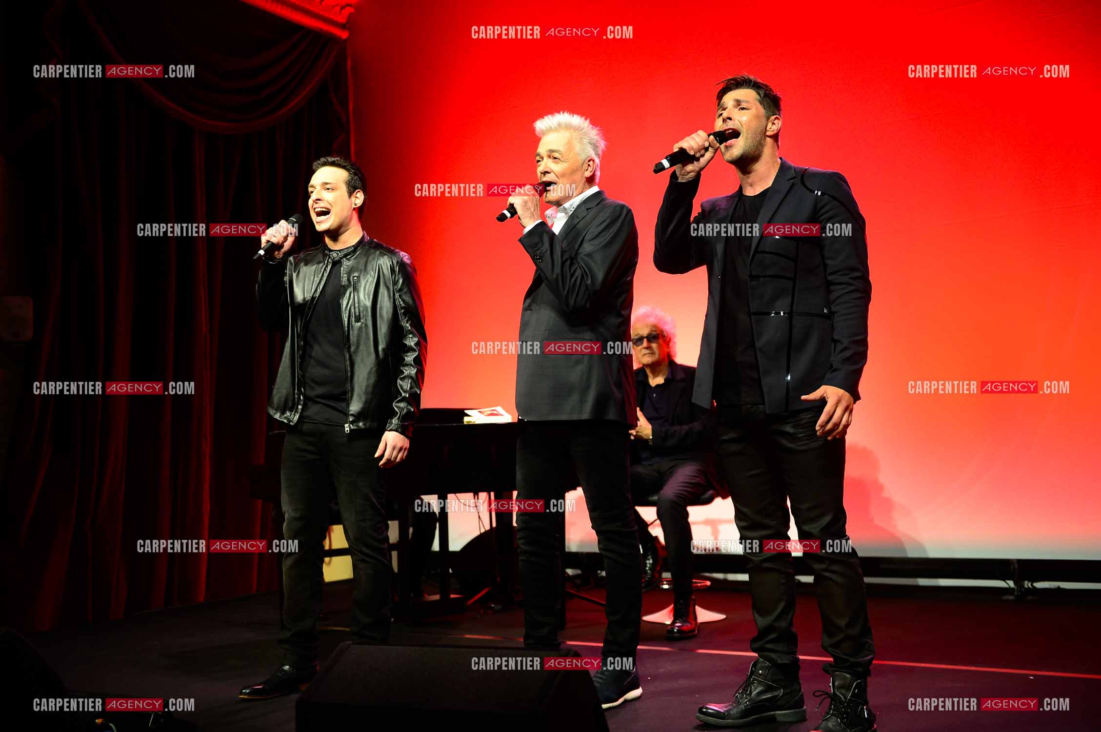 25 èm anniversaire de la comédie musicale Notre Dame de Paris. Nouvelle version depuis 2016. Sous les regards des deux auteurs Richard Cocciante et Luc Plamondon, Les artistes Angelo Del Vecchio, Daniel Lavoie et Martin Giroux.    ( Exclusif )