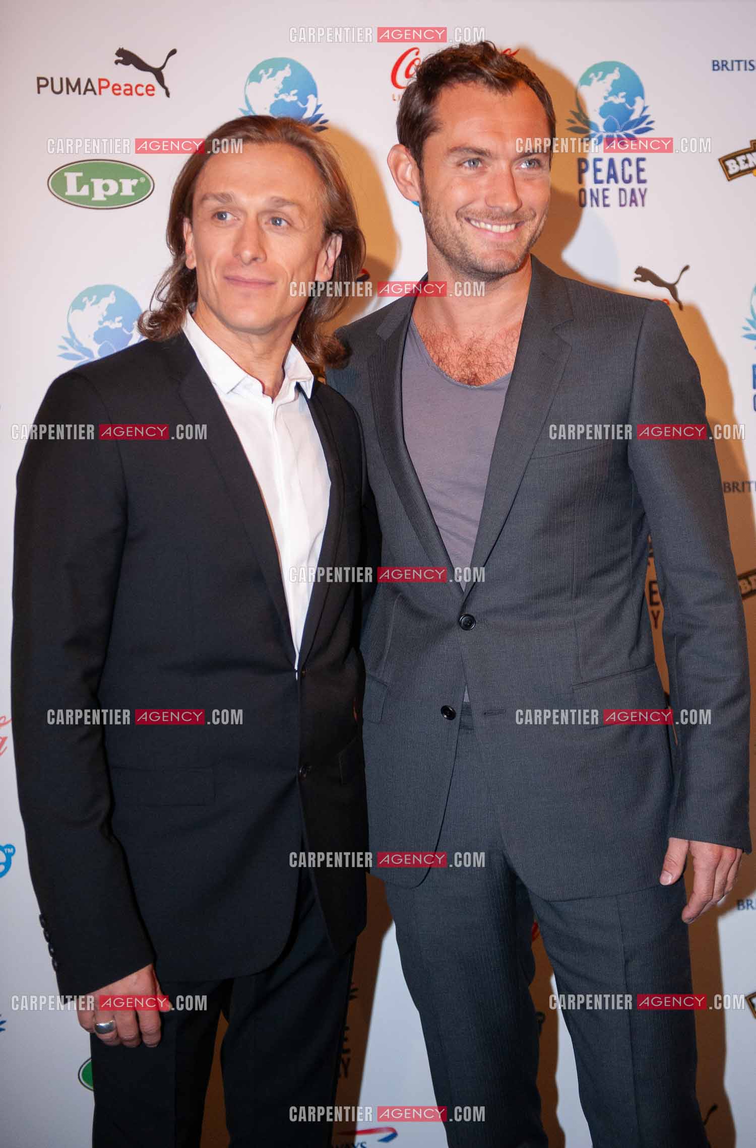 Concert au Zénith de Paris donné pour la journée internationale de la paix. Le fondateur de “ PEACE ONE DAY “ Jeremy Gilley et l'acteur Jude Law.  ( Exclusif )