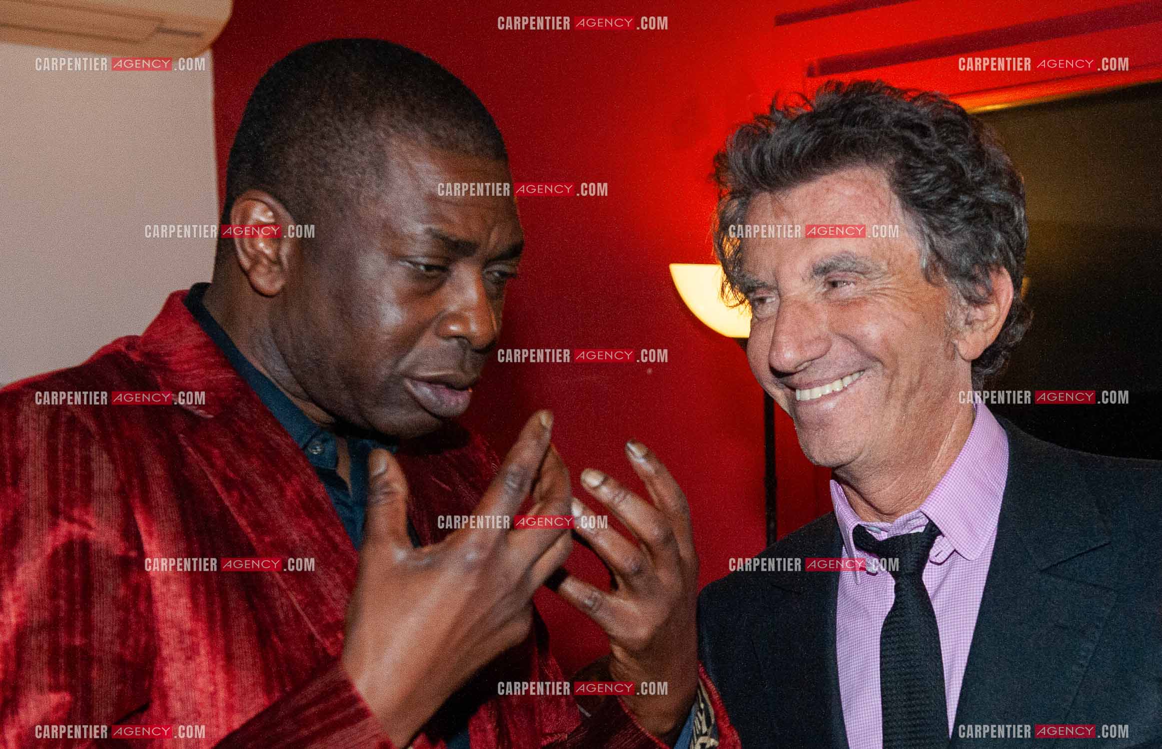 Concert au Zénith de Paris donné pour la journée internationale de la paix. Le chanteur Sénégalais Youssou N'Dour avec l'ex Ministre de la culture Jack Lang.      ( Exclusif )
