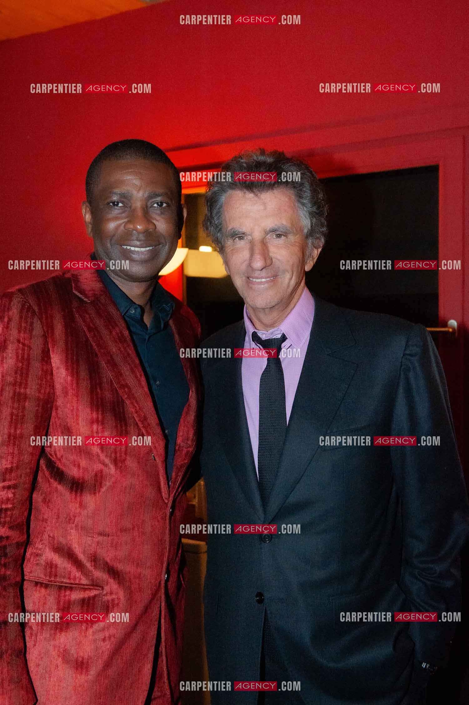 Concert au Zénith de Paris donné pour la journée internationale de la paix. Le chanteur Sénégalais Youssou N'Dour avec l'ex Ministre de la culture Jack Lang.      ( Exclusif )