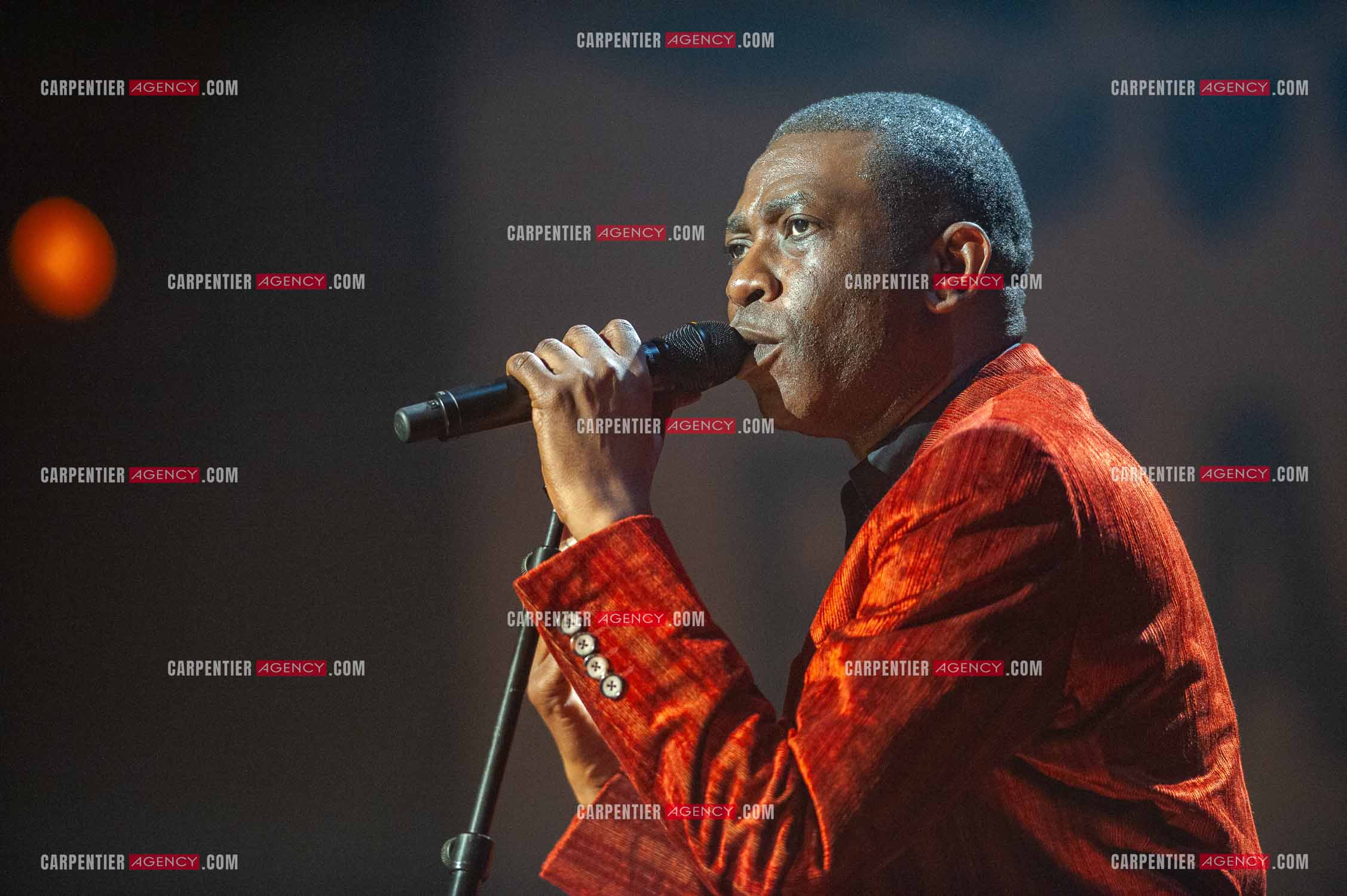 Concert au Zénith de Paris donné pour la journée internationale de la paix. Le chanteur Sénégalais Youssou N'Dour.                                           ( Exclusif )