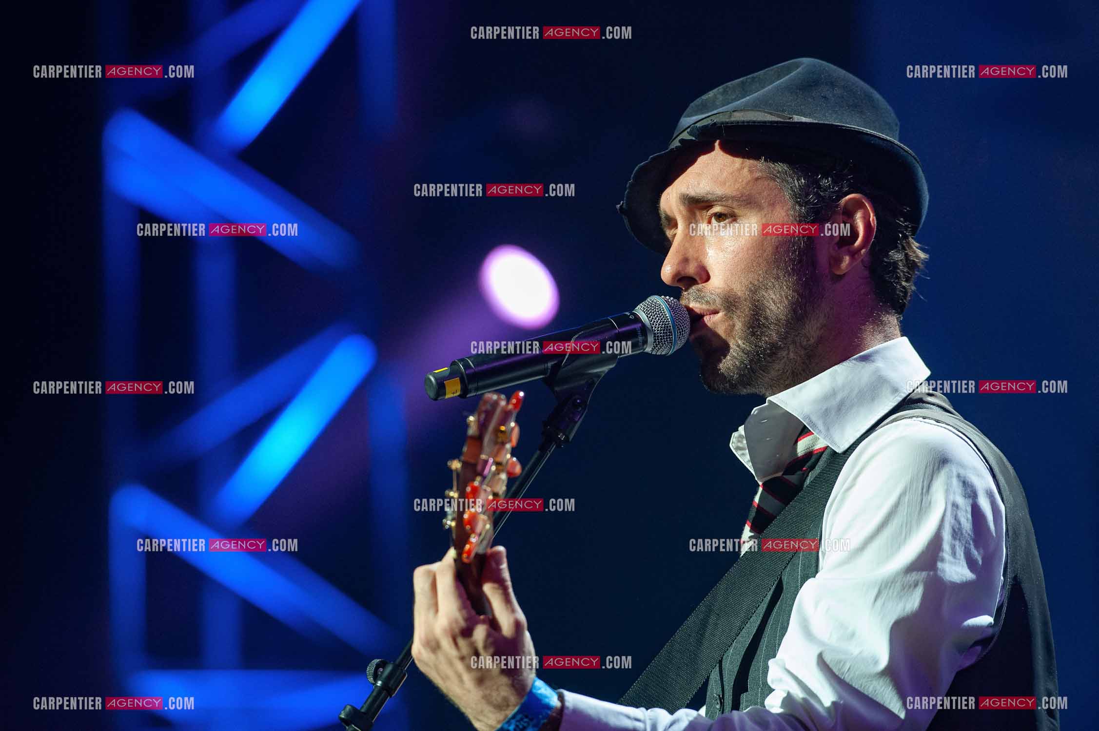 Concert au Zénith de Paris donné pour la journée internationale de la paix. Le chanteur Anglais Charlie Winston.                                           ( Exclusif )