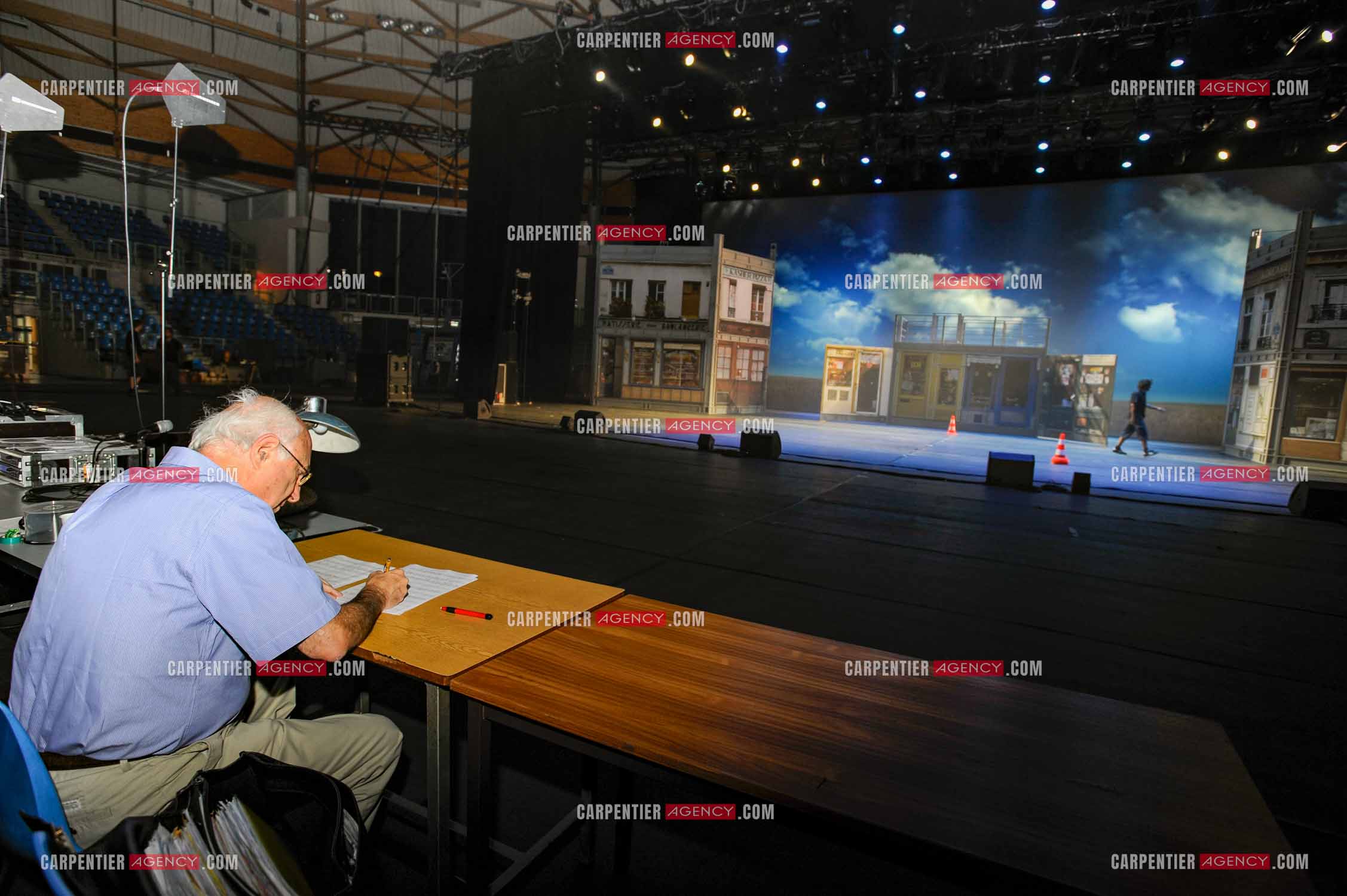 Le compositeur Vladimir Cosma se remet au travail pour la comédie musicale “ RABBI JACOB “ et d'adaptater la musique du fim sur cette comédie musicale.  ( Exclusif )