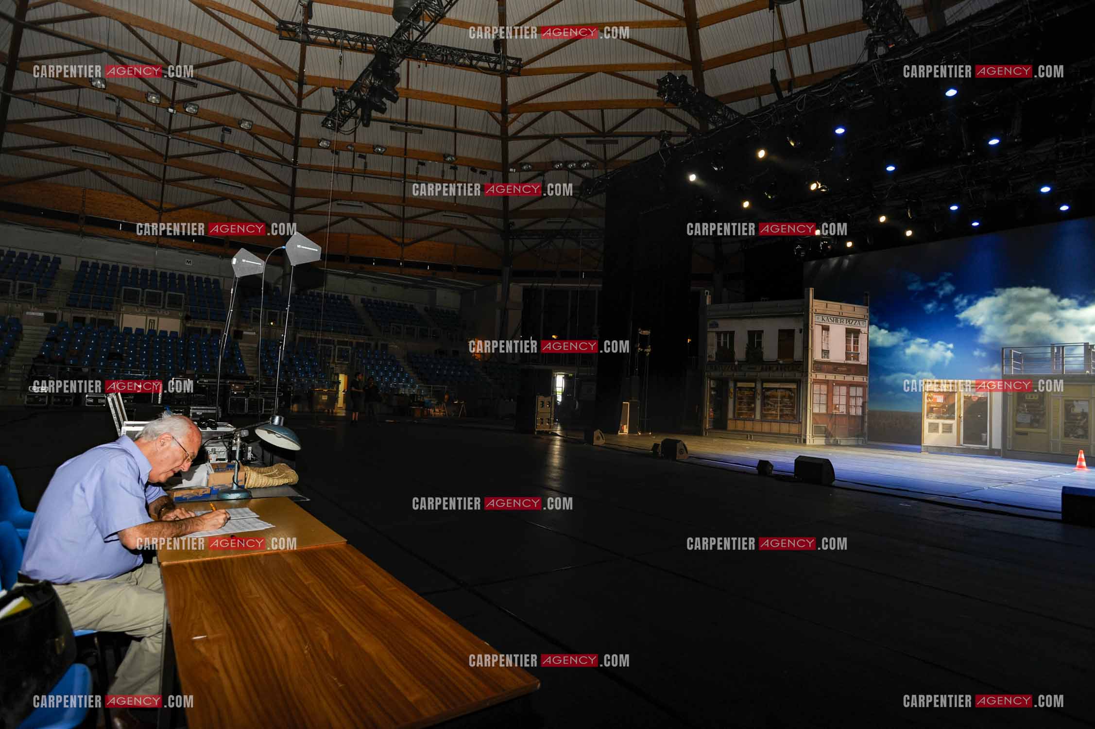 Le compositeur Vladimir Cosma se remet au travail pour la comédie musicale “ RABBI JACOB “ et d'adaptater la musique du fim sur cette comédie musicale.         ( Exclusif )