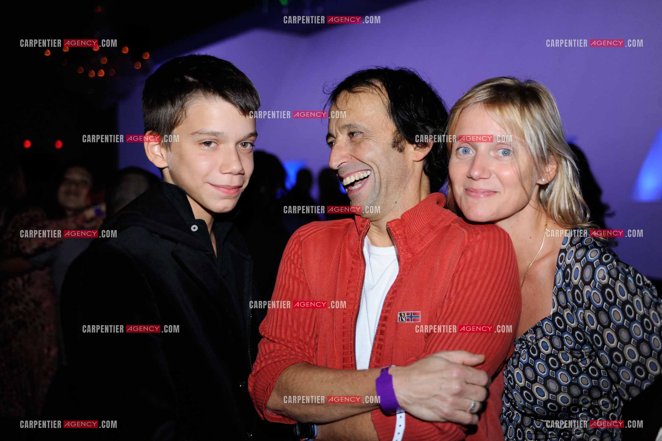 La productrice Isabelle Roche avec son fils et Éric Métayer.   ( Exclusif )