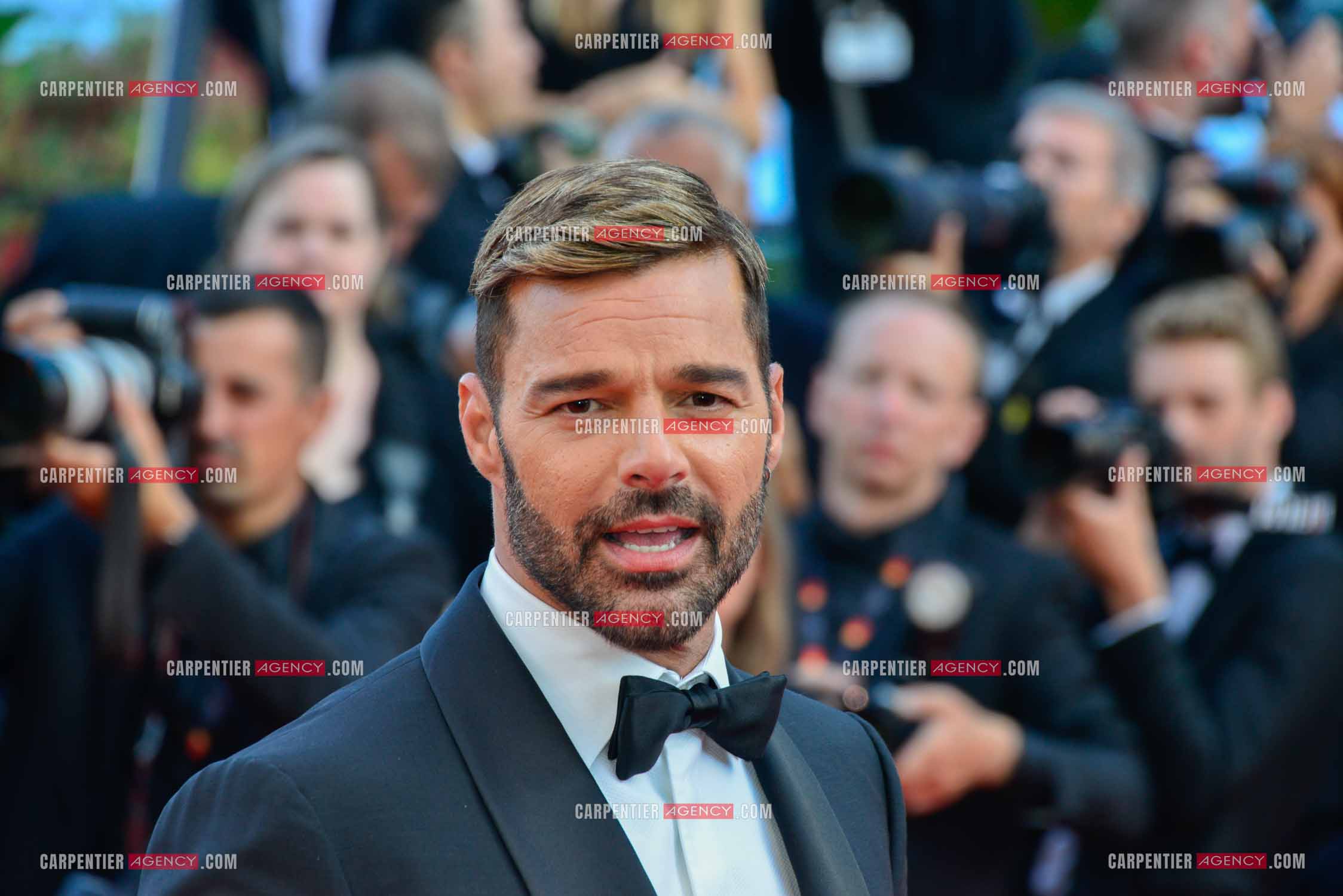 Pour le 9 èm jour du Festival de Cannes, le chanteur Ricky Martin monte les marches pour la projection en avant-première mondiale du film “ Elvis “.