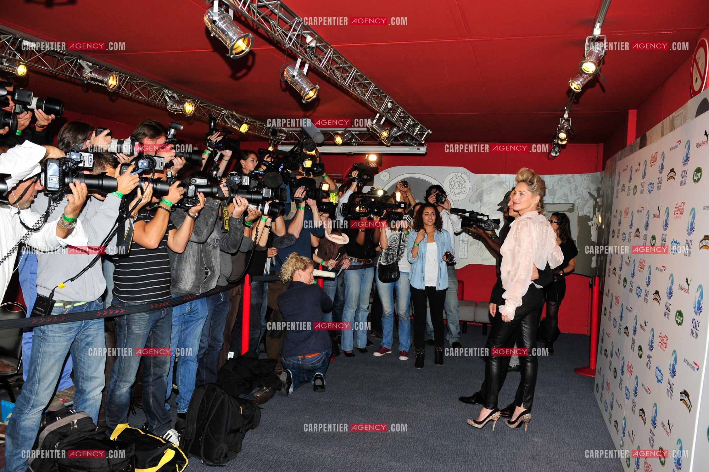 Sharon Stone lors du Photocall a l'occasion de la journée mondiale de la paix au Zenith de Paris le 17 Septembre 2010.            ( Exclusif )