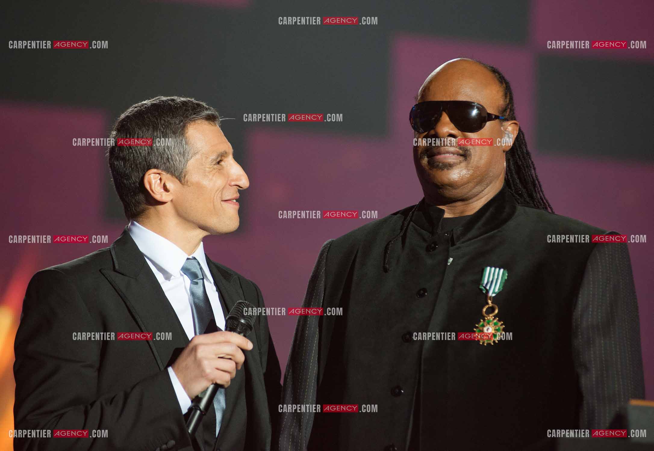 Le chanteur Stevie Wonder invité d'honneur des Victoires de la musique 2010 en présence de l'animateur Nagui.