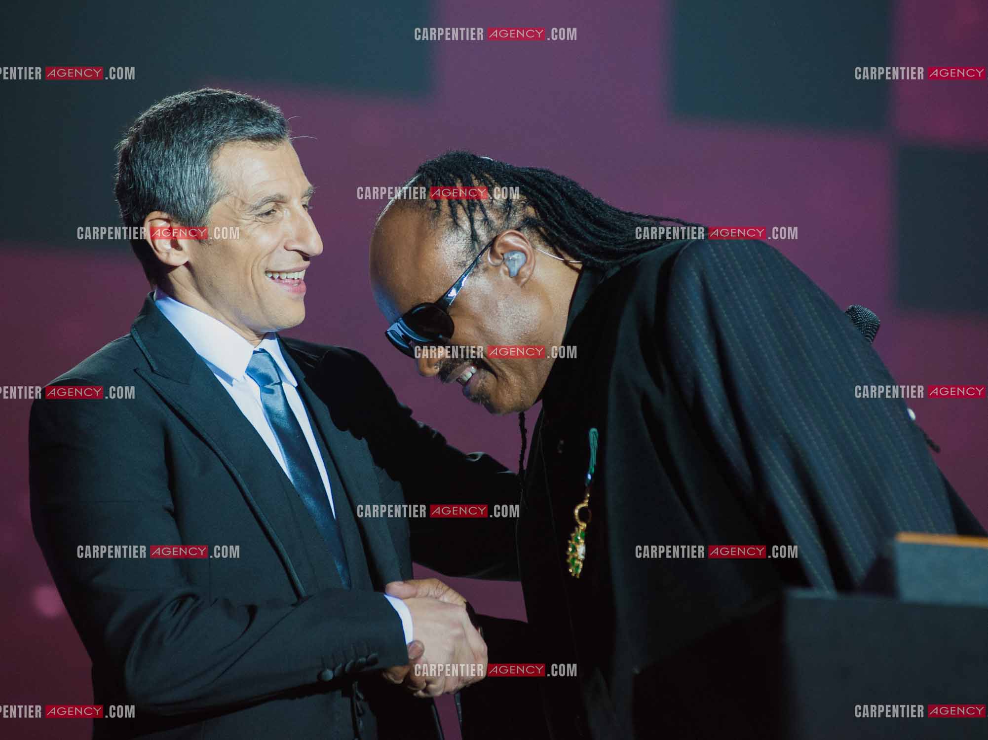 Le chanteur Stevie Wonder invité d'honneur des Victoires de la musique 2010 en présence de l'animateur Nagui.