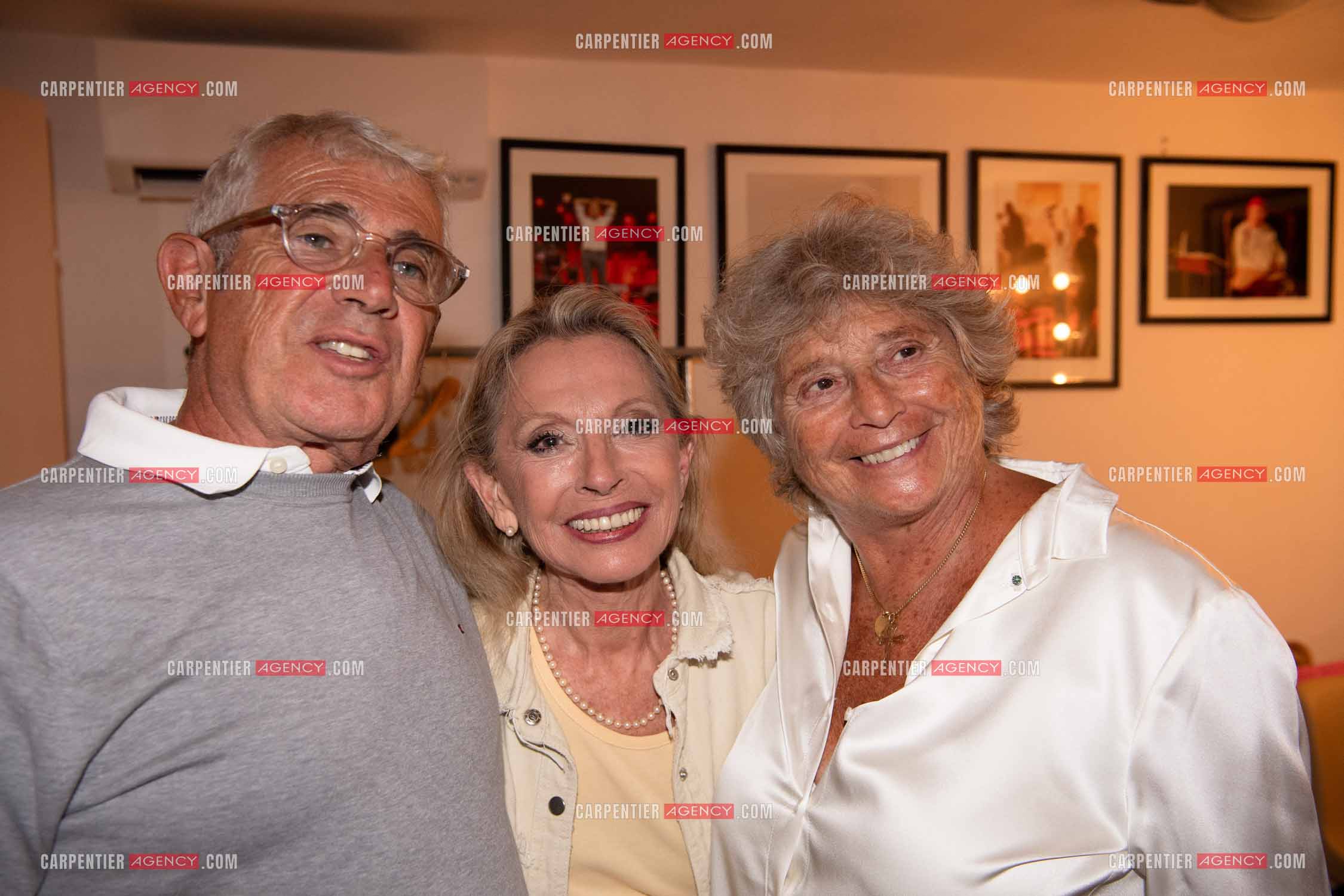 La chanteuse Véronique Sanson au festival de Ramatuelle pour sa dernière date de sa tournée d'été "Hasta Luego". Dans sa loge, Véronique entourée de Michel Boujenah et de Jacqueline Franjou.   ( Exclusif )