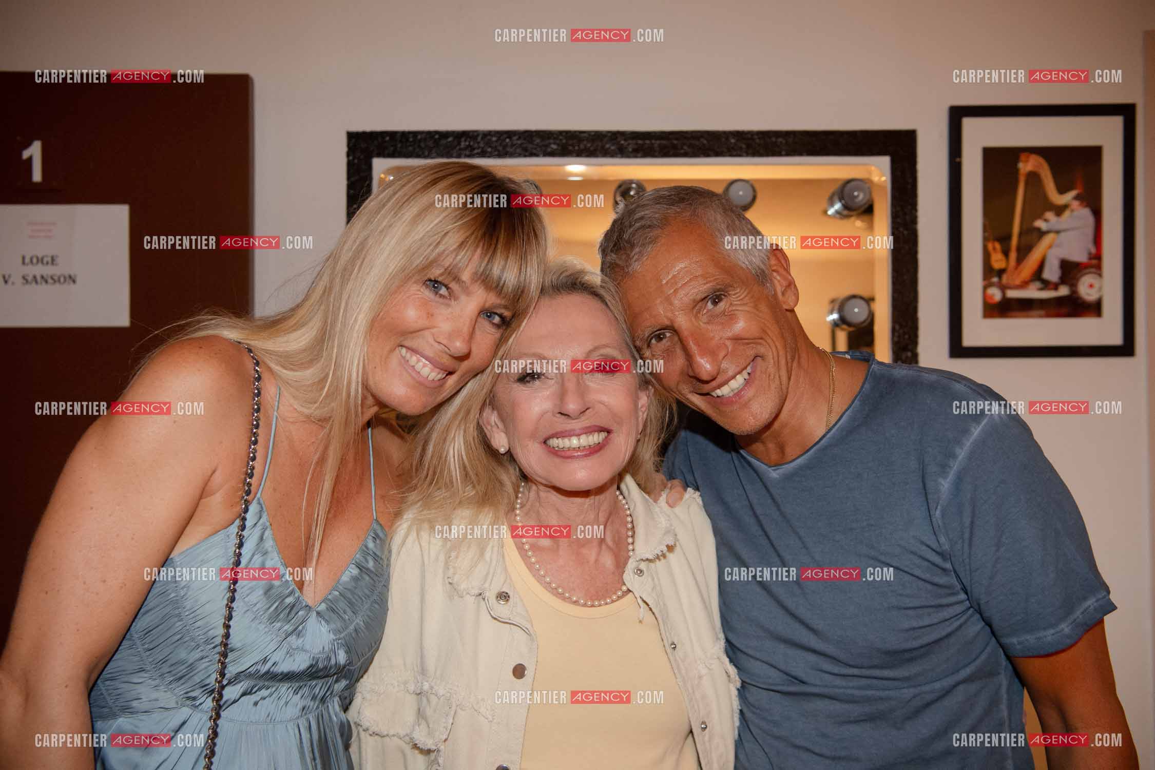 La chanteuse Véronique Sanson au festival de Ramatuelle pour sa dernière date de sa tournée d'été "Hasta Luego". Dans sa loge, Véronique entourée de Nagui et sa femme, Mélanie Page.   ( Exclusif )