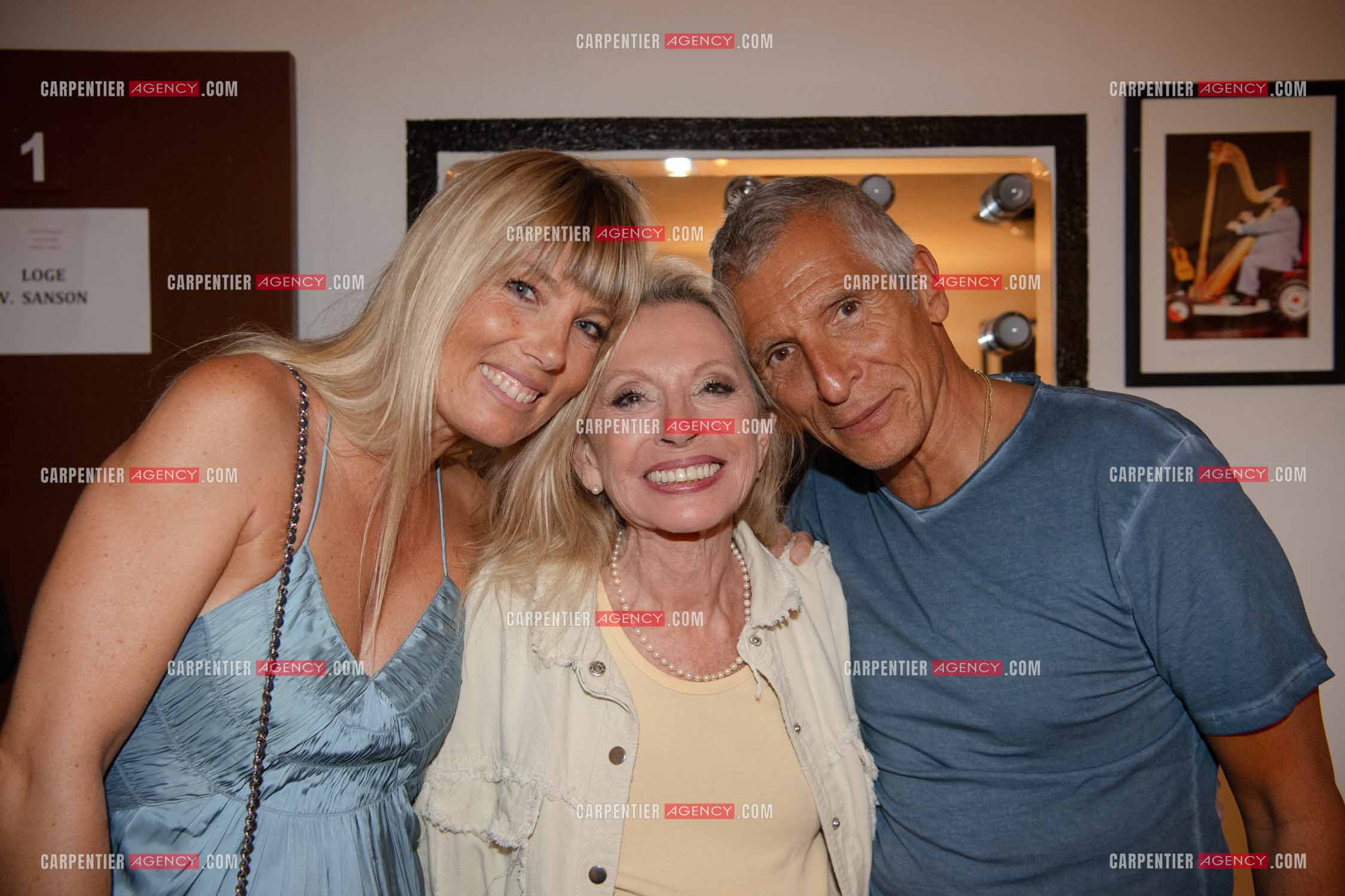 La chanteuse Véronique Sanson au festival de Ramatuelle pour sa dernière date de sa tournée d'été "Hasta Luego". Dans sa loge, Véronique entourée de Nagui et sa femme, Mélanie Page.   ( Exclusif )