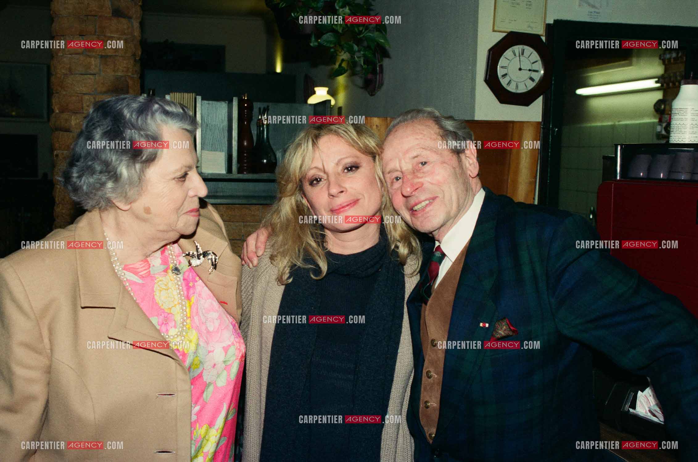 La chanteuse Véronique Sanson entre ses deux parents Colette et René Sanson pour la dernière date de sa tournée en 1995.      ( Exclusif )