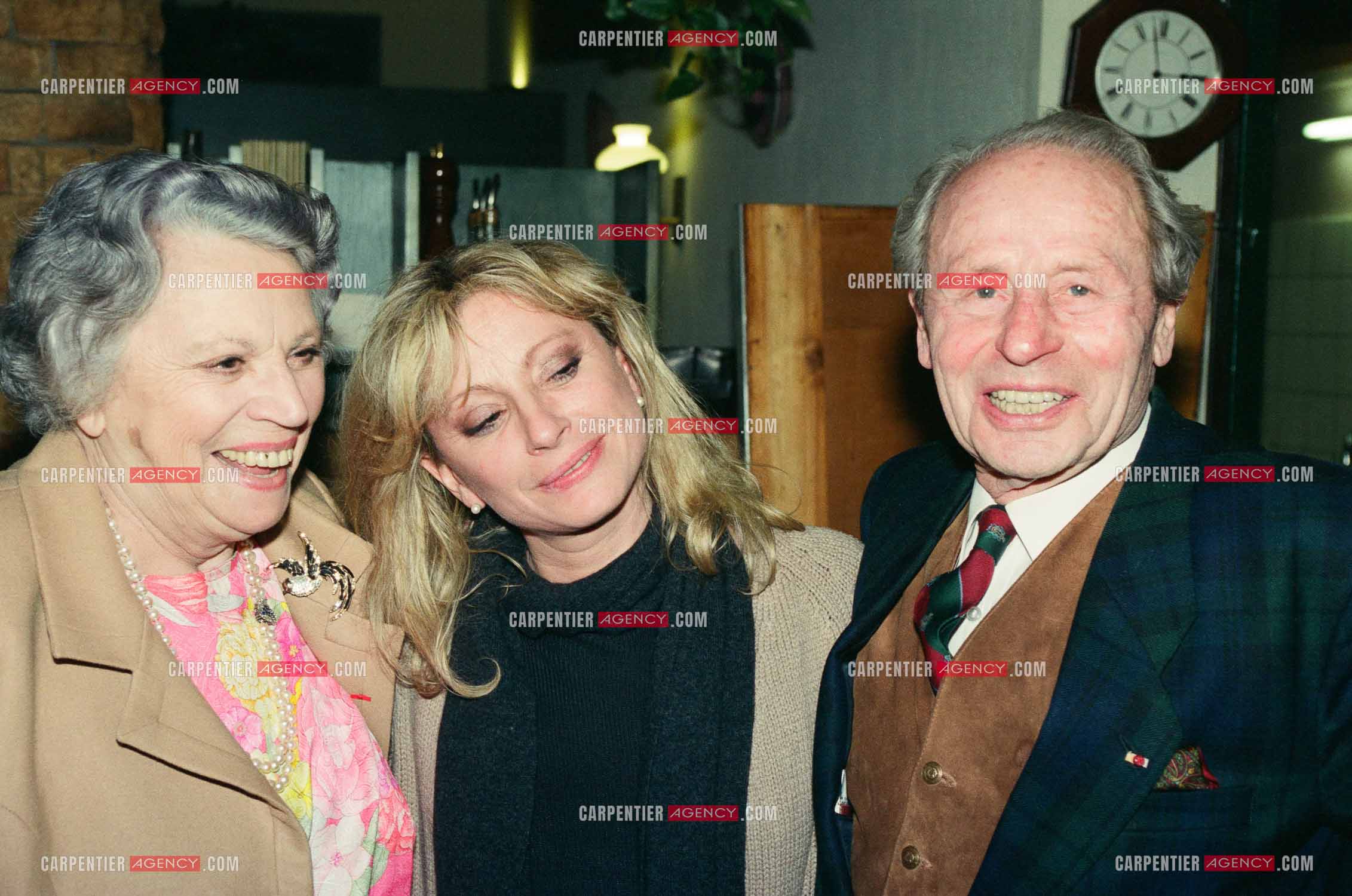 La chanteuse Véronique Sanson entre ses deux parents Colette et René Sanson pour la dernière date de sa tournée en 1995.      ( Exclusif )