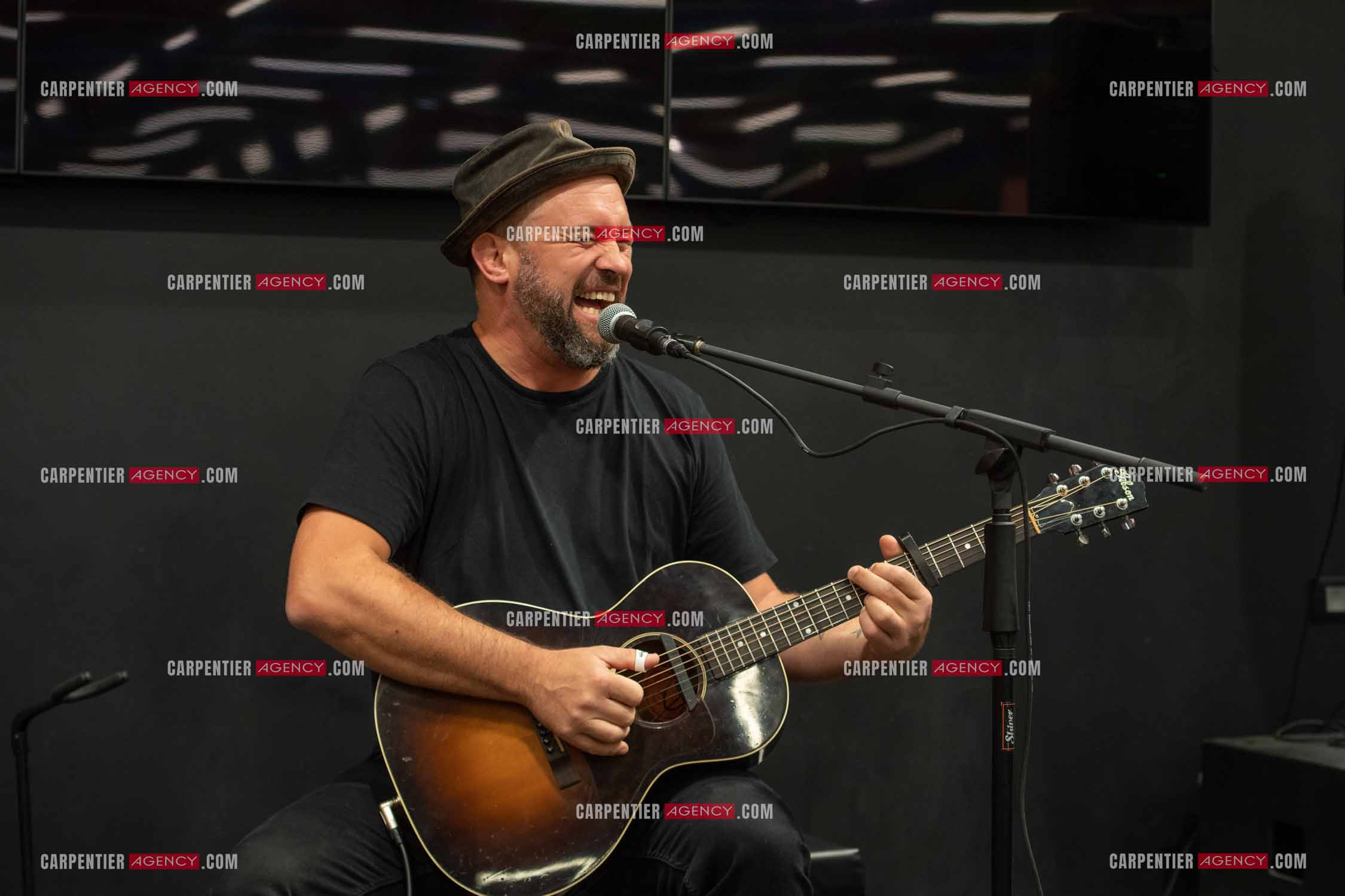 Le finaliste de The Voice saison 2022 Mister Mat de son vrai nom Mathieu Guillou lors de son Showcase au magasin Cultura de Toulon la Valette.    ( Exclusif )
