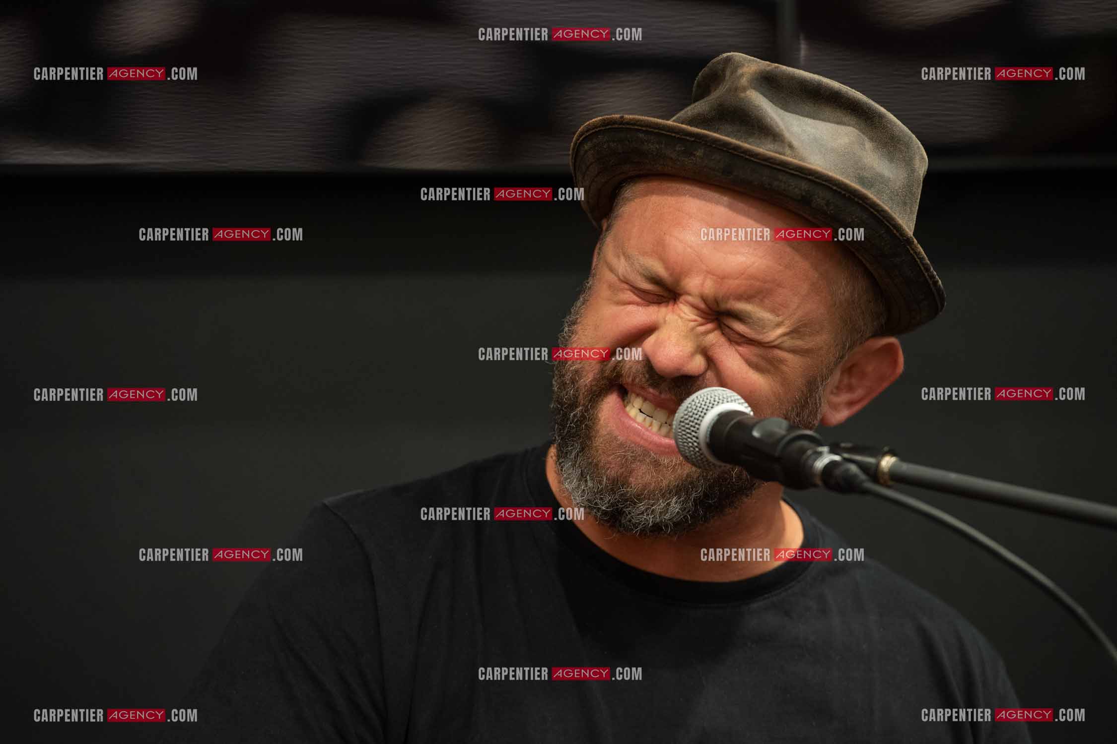 Le finaliste de The Voice saison 2022 Mister Mat de son vrai nom Mathieu Guillou lors de son Showcase au magasin Cultura de Toulon la Valette.    ( Exclusif )