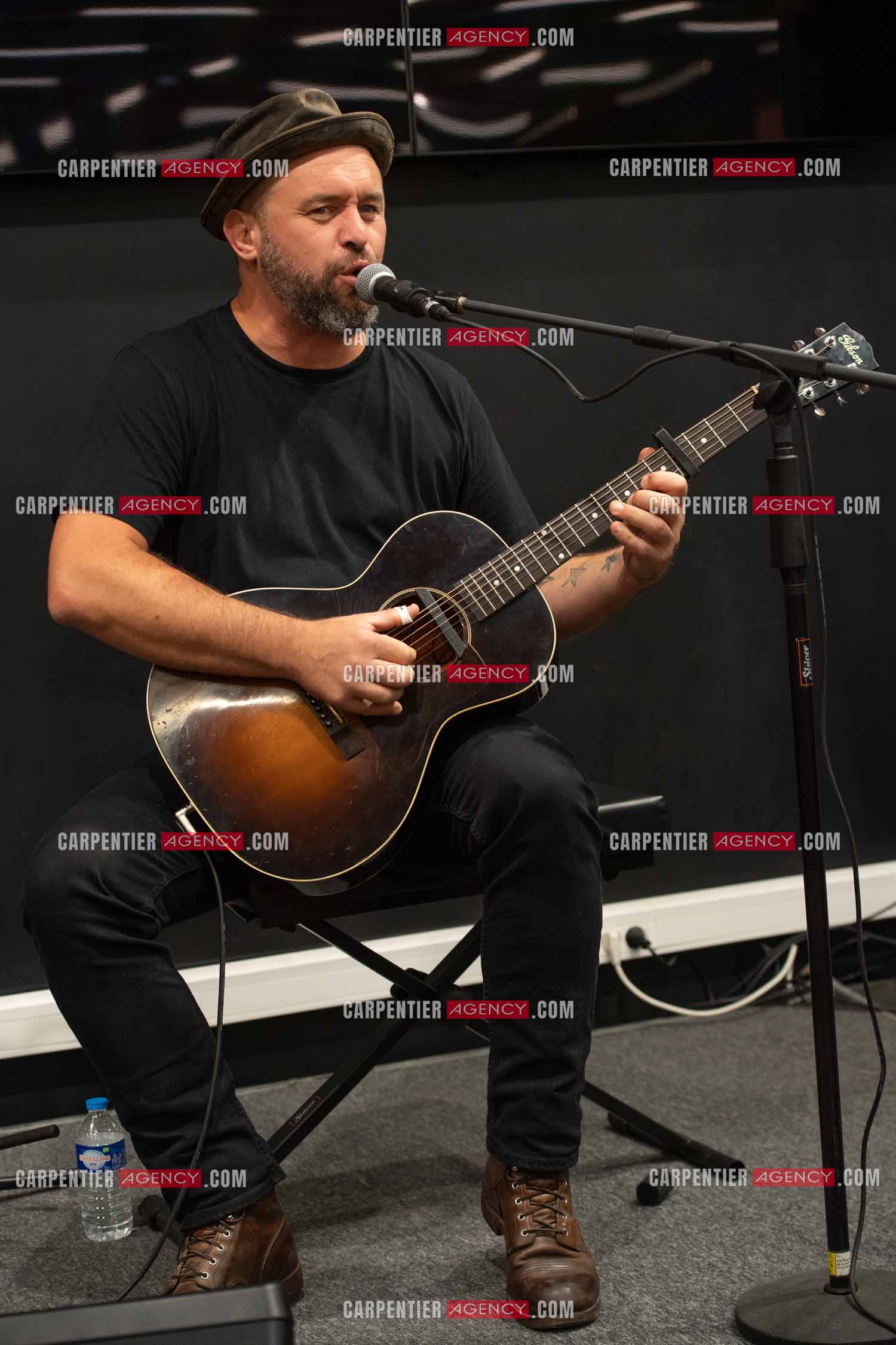 Le finaliste de The Voice saison 2022 Mister Mat de son vrai nom Mathieu Guillou lors de son Showcase au magasin Cultura de Toulon la Valette.    ( Exclusif )
