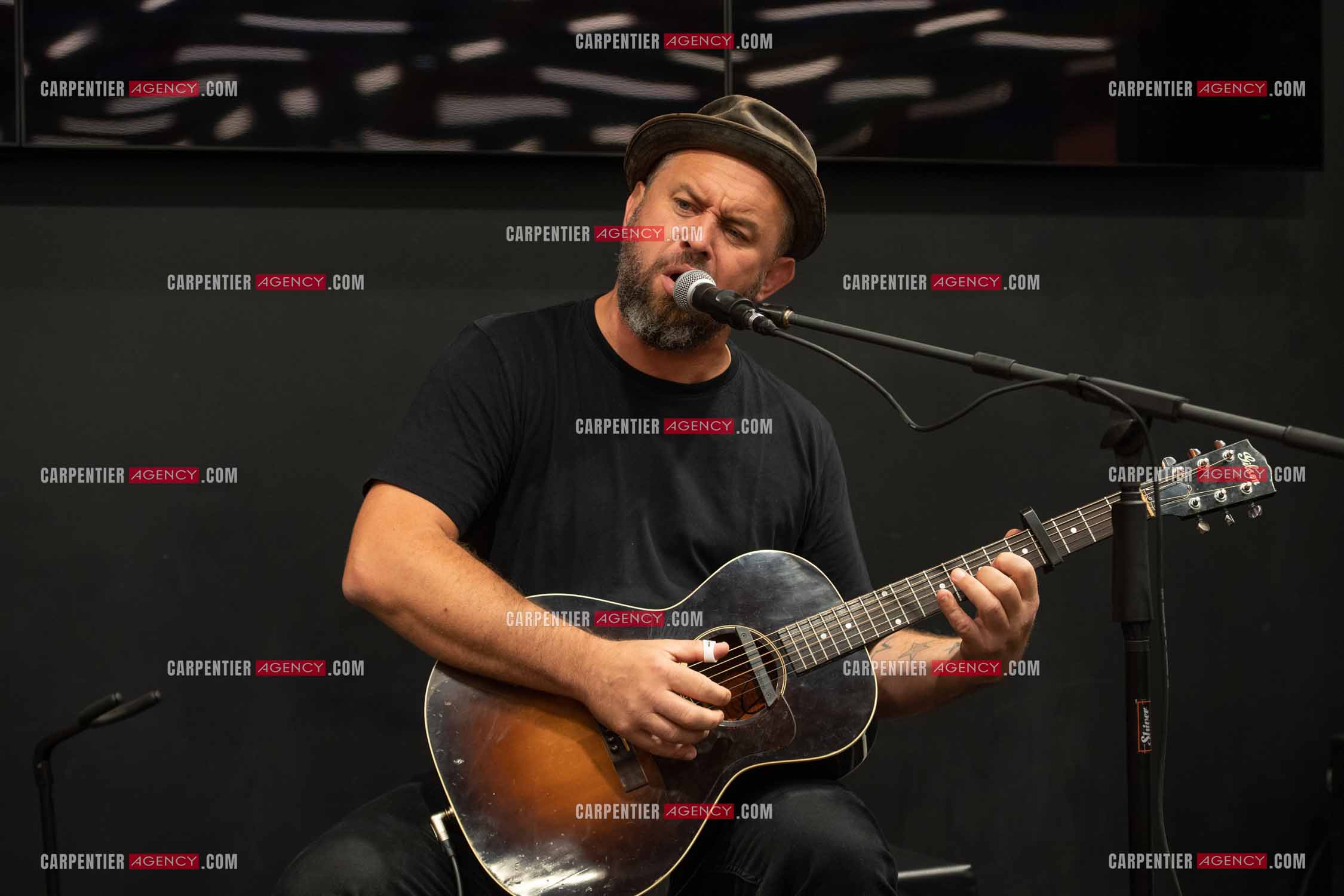 Le finaliste de The Voice saison 2022 Mister Mat de son vrai nom Mathieu Guillou lors de son Showcase au magasin Cultura de Toulon la Valette.    ( Exclusif )