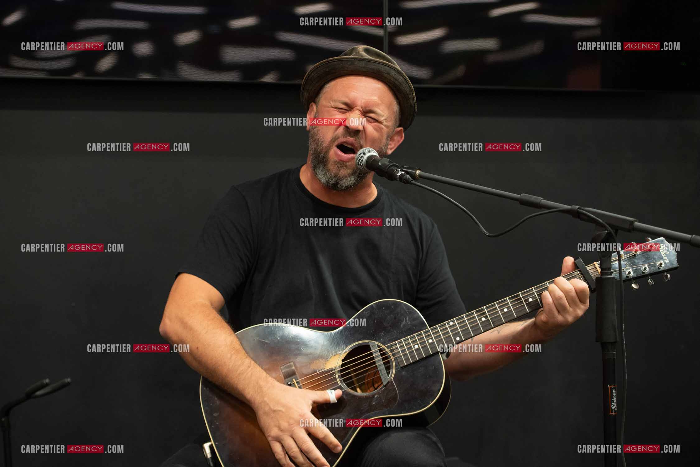 Le finaliste de The Voice saison 2022 Mister Mat de son vrai nom Mathieu Guillou lors de son Showcase au magasin Cultura de Toulon la Valette.    ( Exclusif )