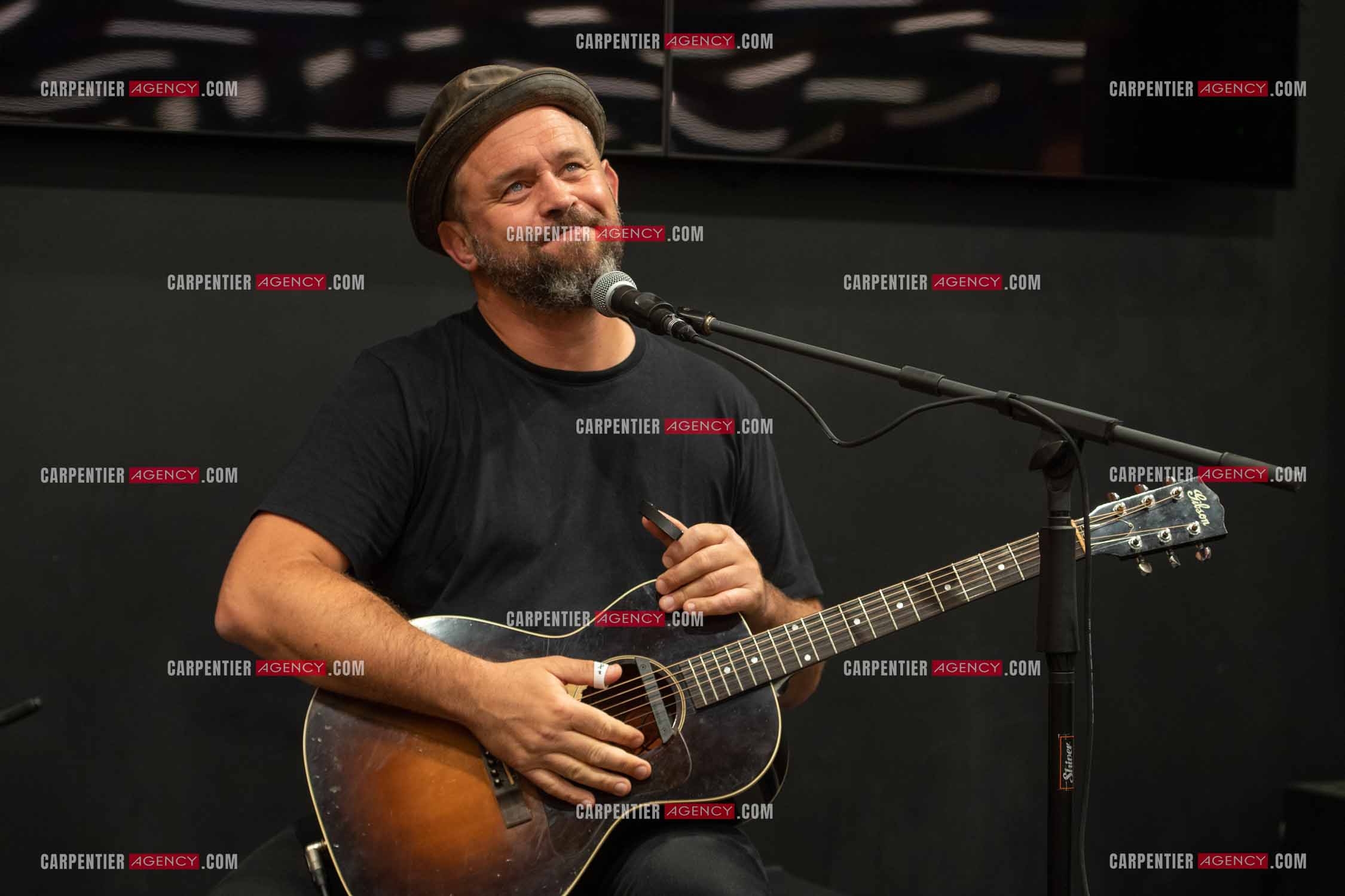 Le finaliste de The Voice saison 2022 Mister Mat de son vrai nom Mathieu Guillou lors de son Showcase au magasin Cultura de Toulon la Valette.    ( Exclusif )