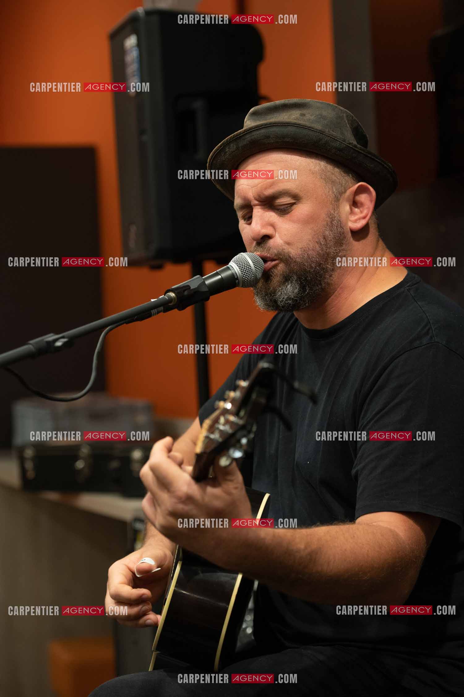 Le finaliste de The Voice saison 2022 Mister Mat de son vrai nom Mathieu Guillou lors de son Showcase au magasin Cultura de Toulon la Valette.    ( Exclusif )