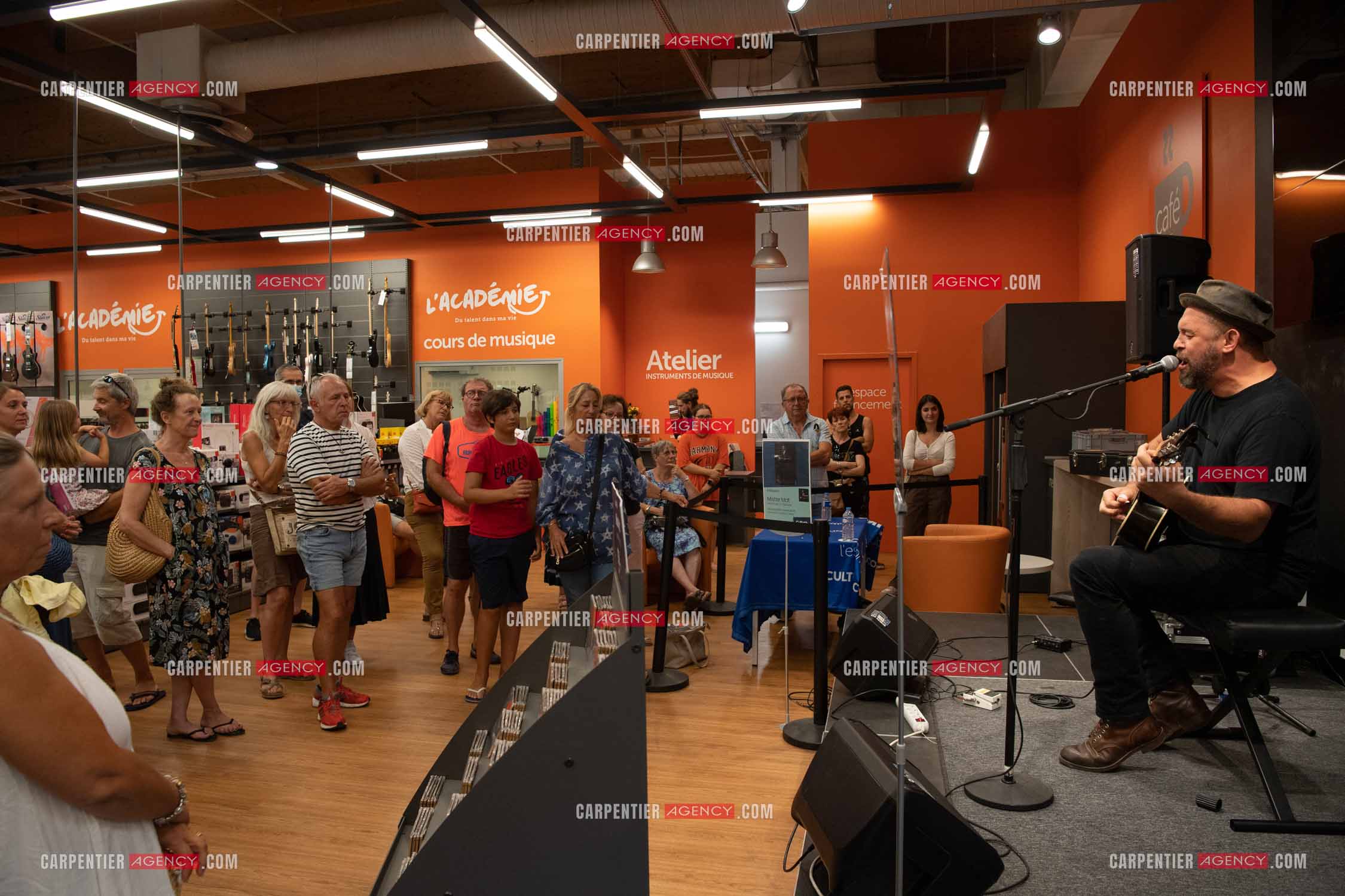 Le finaliste de The Voice saison 2022 Mister Mat de son vrai nom Mathieu Guillou lors de son Showcase au magasin Cultura de Toulon la Valette.    ( Exclusif )