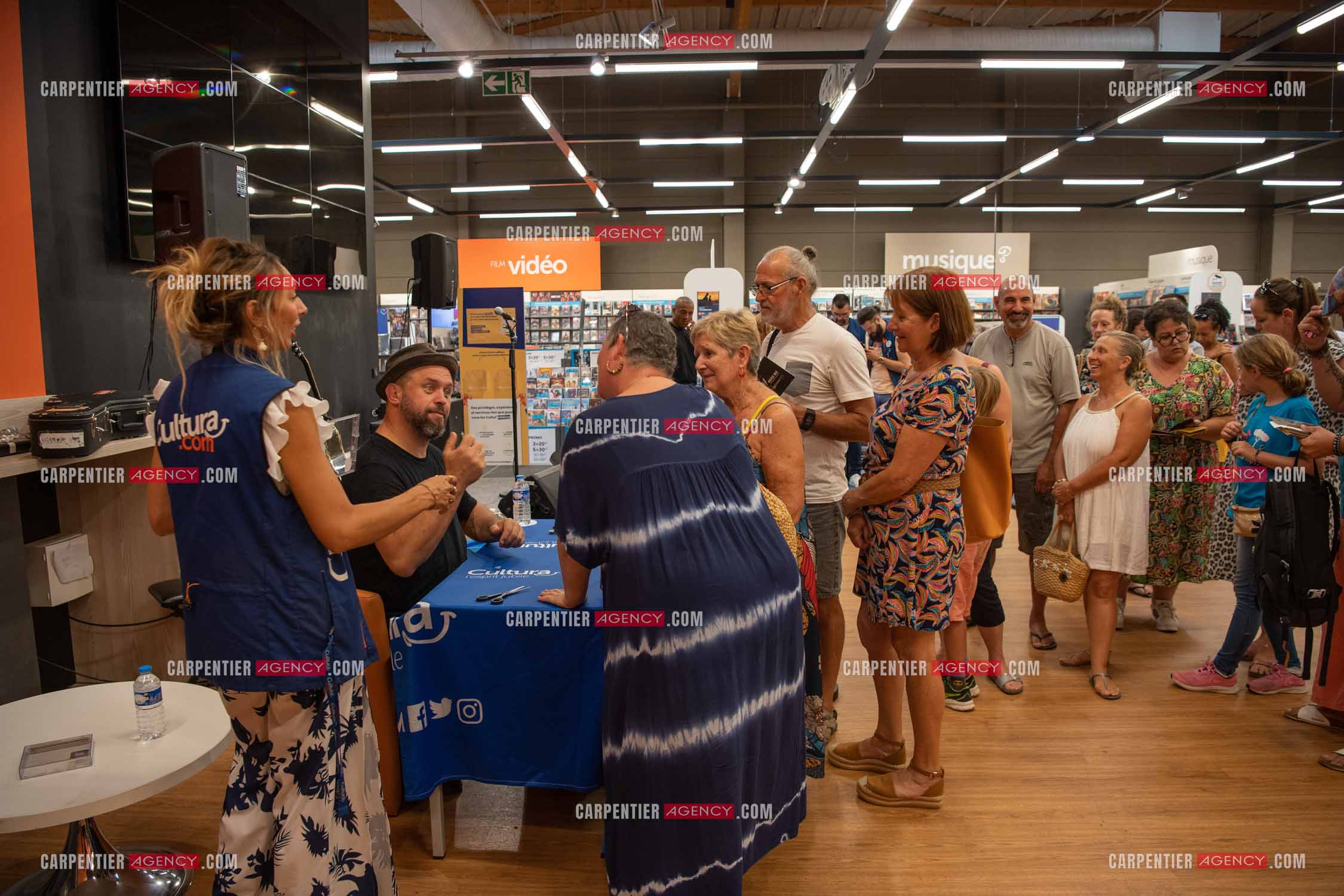 Le finaliste de The Voice saison 2022 Mister Mat de son vrai nom Mathieu Guillou lors de son Showcase au magasin Cultura de Toulon la Valette.    ( Exclusif )