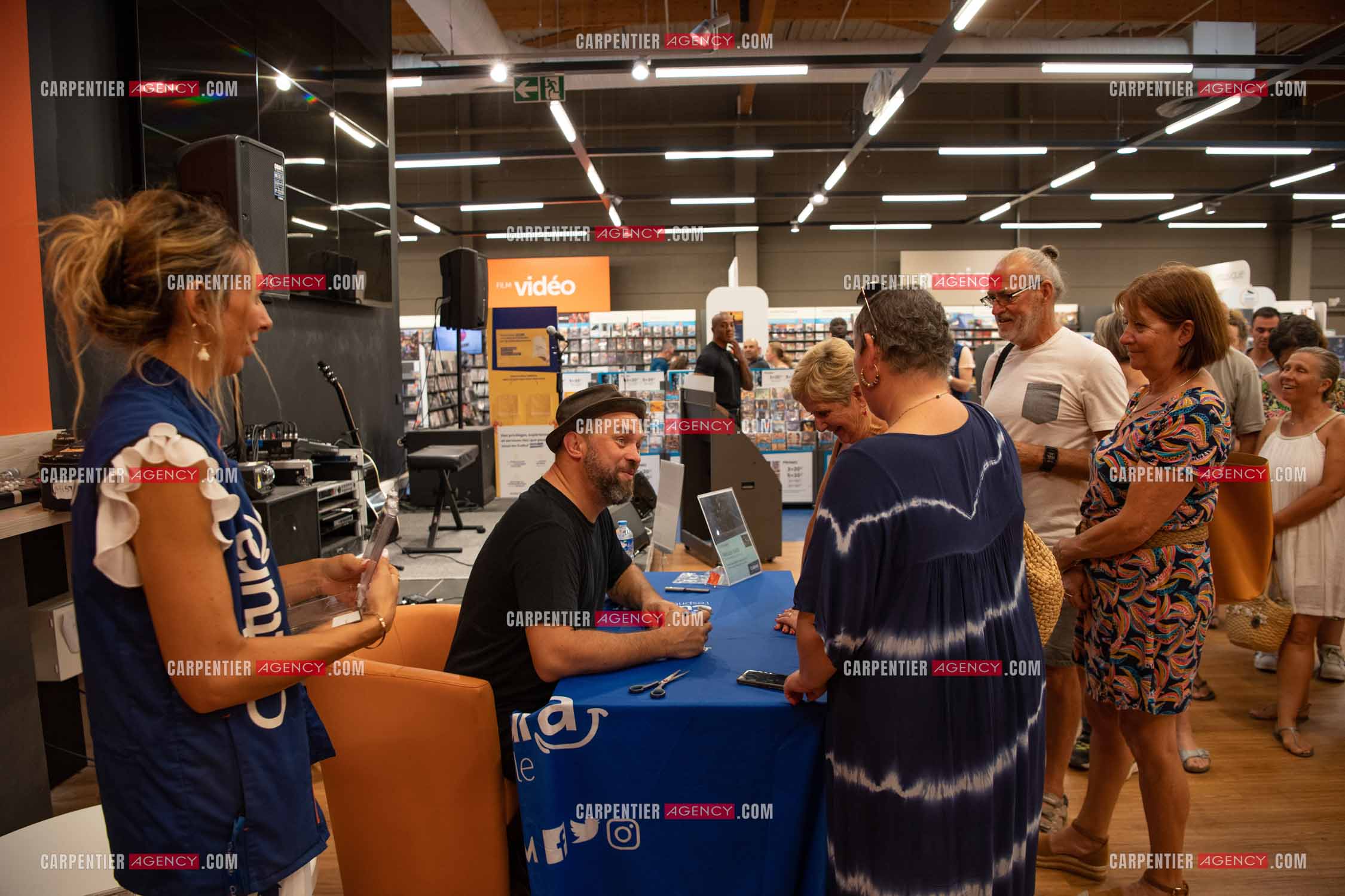 Le finaliste de The Voice saison 2022 Mister Mat de son vrai nom Mathieu Guillou lors de son Showcase au magasin Cultura de Toulon la Valette.    ( Exclusif )