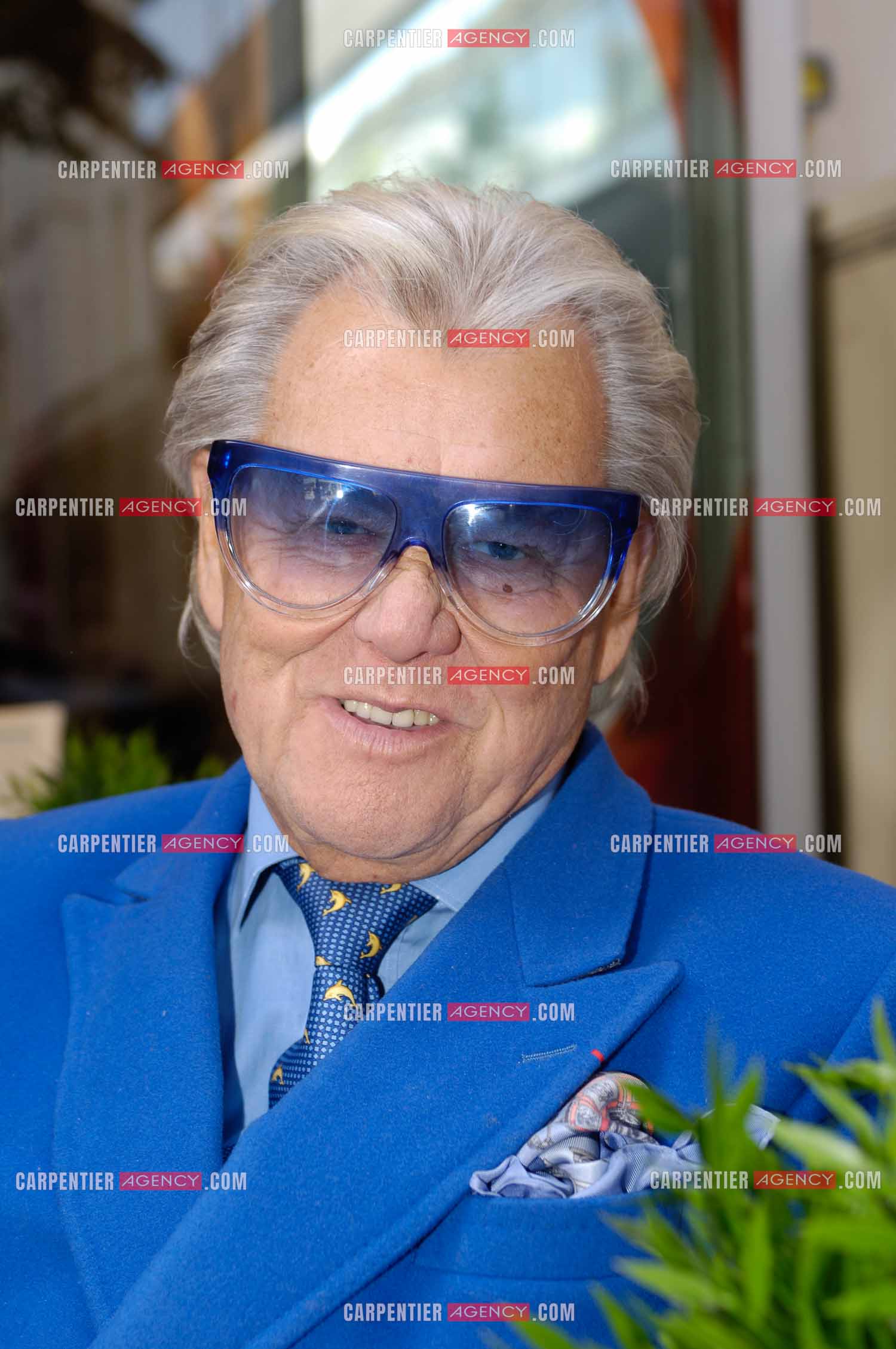 Michou, de son vrai nom Michel Georges Alfred Catty  en terrasse d'un café dans Paris pour une séance photos.  ( Exclusif )