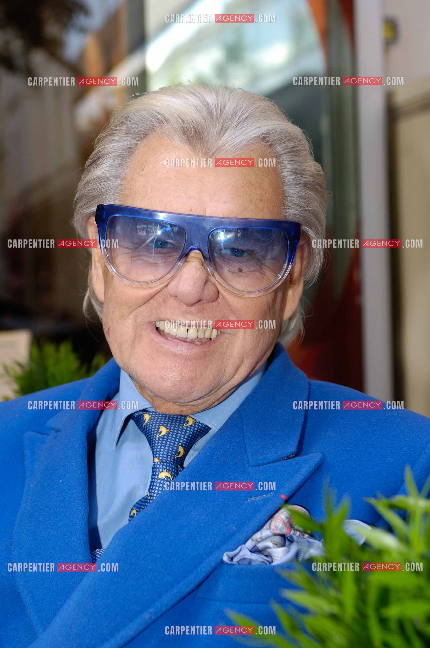 Michou, de son vrai nom Michel Georges Alfred Catty  en terrasse d'un café dans Paris pour une séance photos.  ( Exclusif )