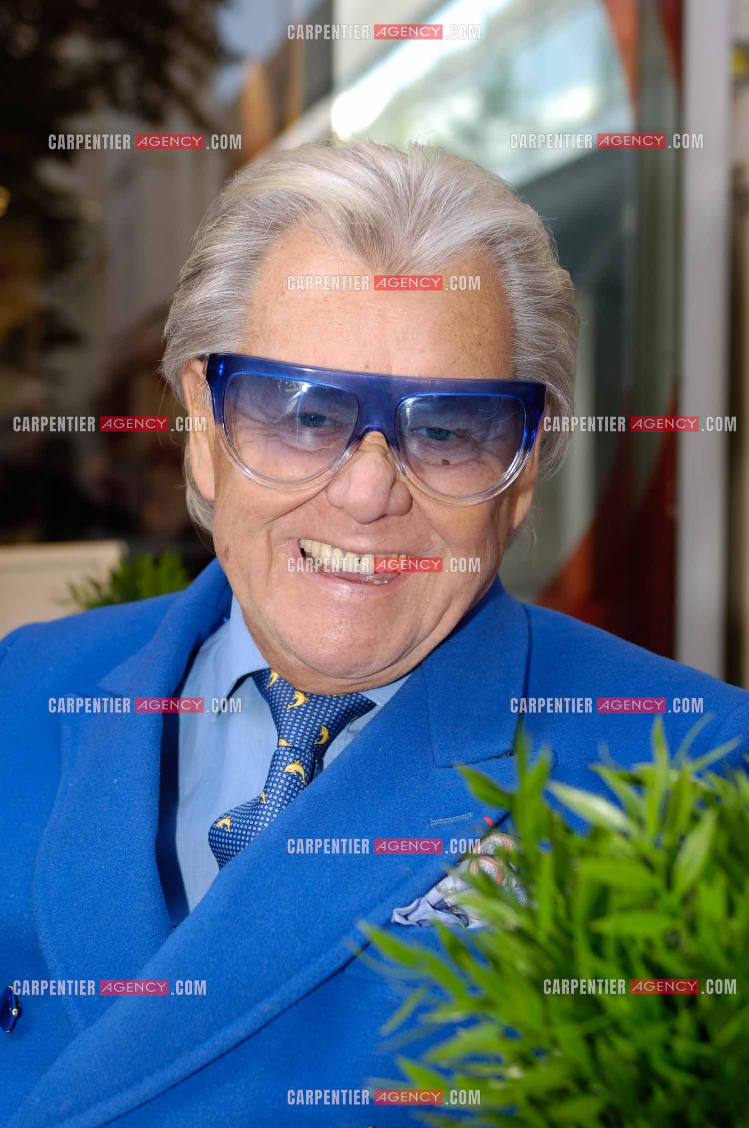 Michou, de son vrai nom Michel Georges Alfred Catty  en terrasse d'un café dans Paris pour une séance photos.  ( Exclusif )