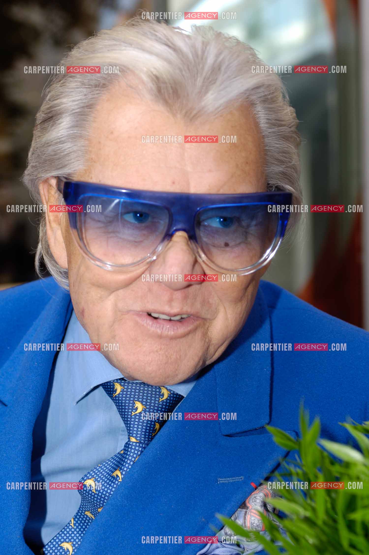 Michou, de son vrai nom Michel Georges Alfred Catty  en terrasse d'un café dans Paris pour une séance photos.  ( Exclusif )