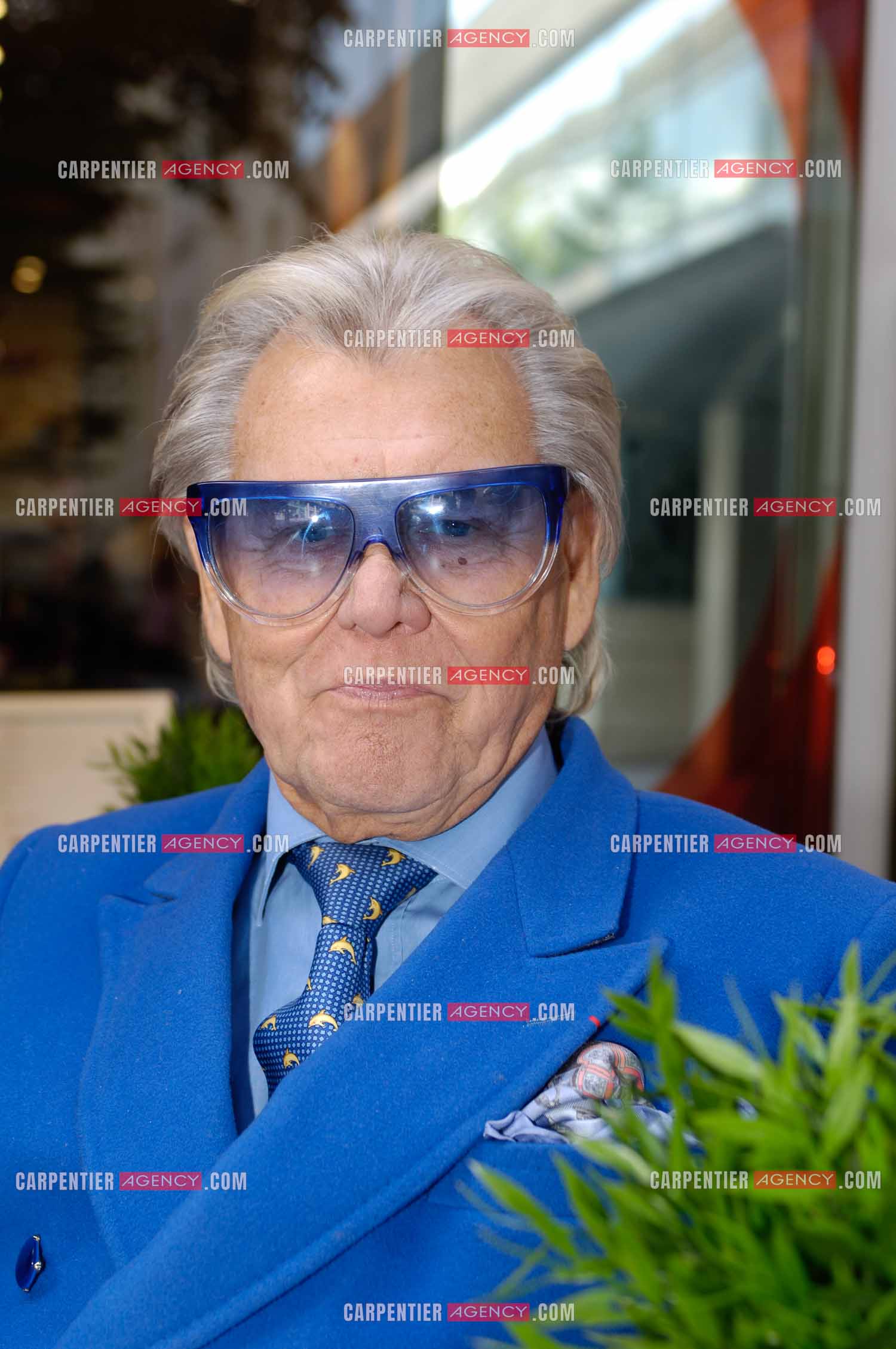 Michou, de son vrai nom Michel Georges Alfred Catty  en terrasse d'un café dans Paris pour une séance photos.  ( Exclusif )